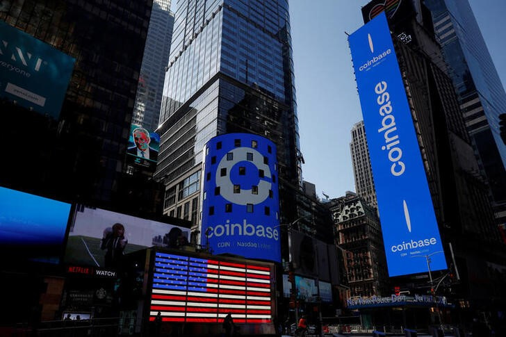 Logo de Coinbase Global Inc en una pantalla gigante de Nasdaq MarketSite en Times Square (Reuters)
