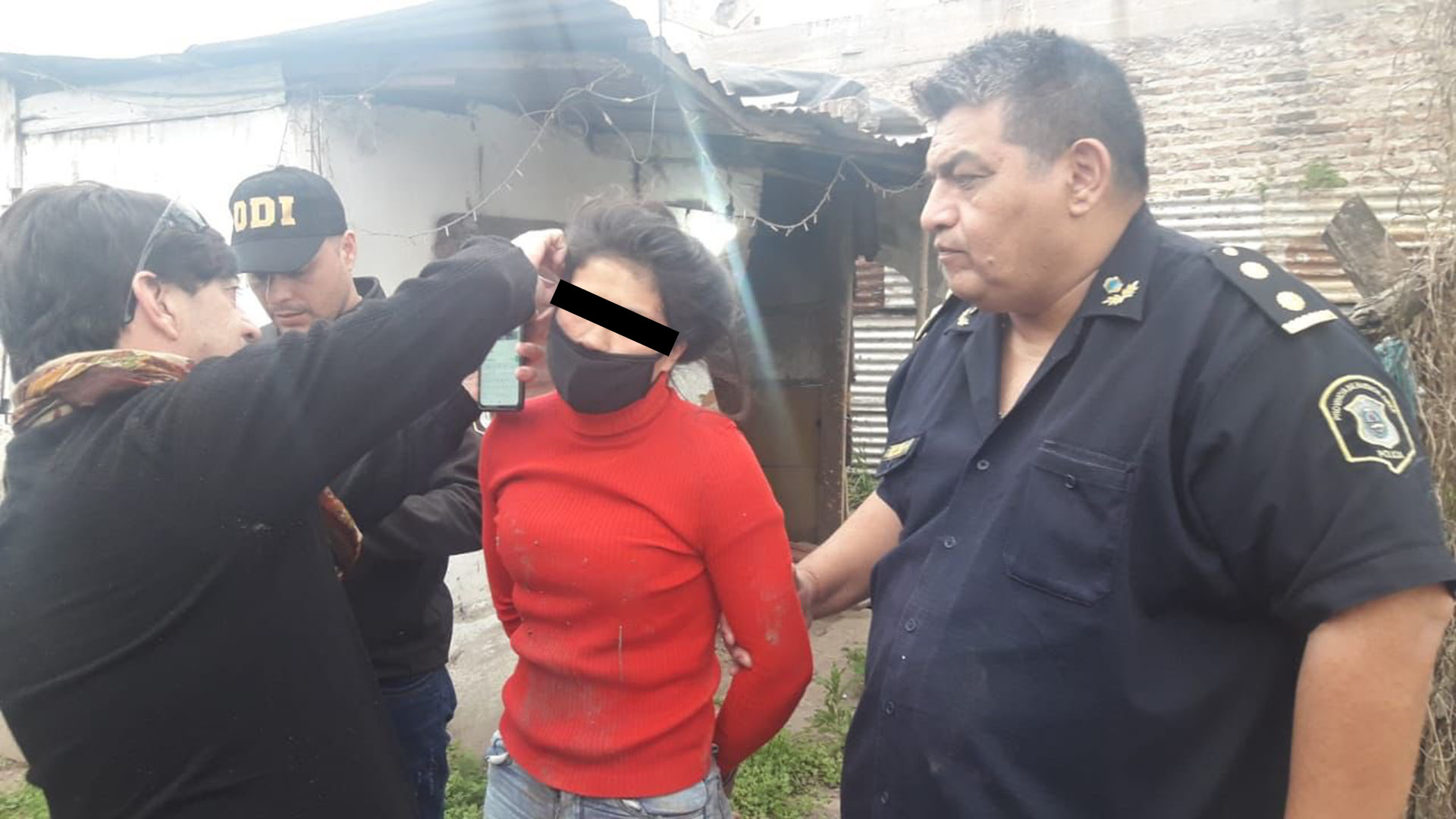 El momento en que la Policía Bonaerense detenía a Liz Ortega en la localidad de Mariano Acosta 
