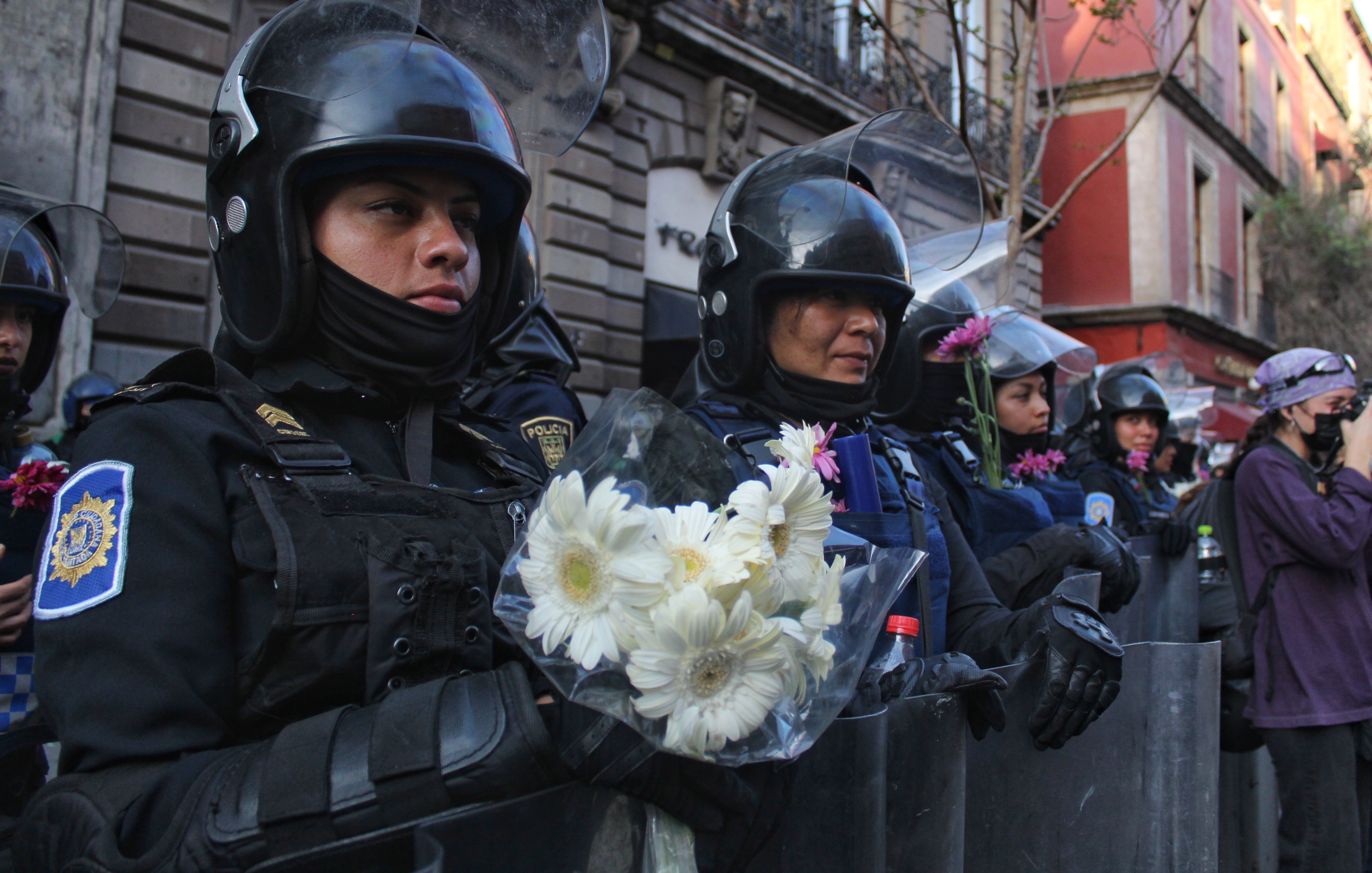 Manifestantes regalaron flores a mujeres policías (Foto: Infobae/Karina Hernández)