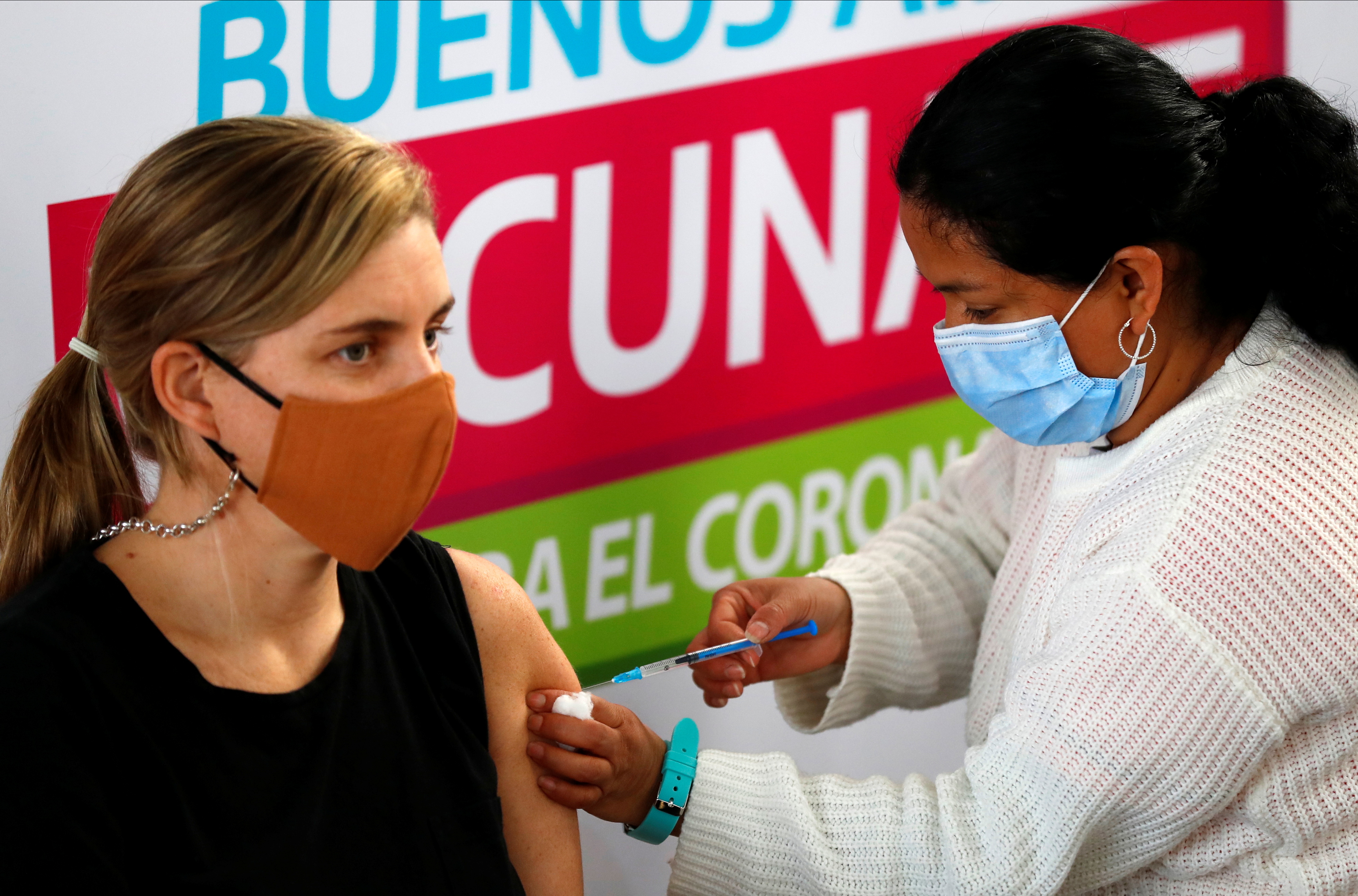 La vacunación en Argentina se destaca por la alta cobertura del esquema inicial, aunque faltan aplicar refuerzos (REUTERS/Agustin Marcarian)