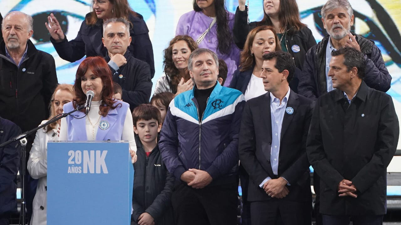 “La verdad que qué mejor lugar que volver a encontrarnos en esta Plaza de Mayo, la plaza de la Patria”, fueron las primeras palabras de la Cristina Kirchner ante la gente