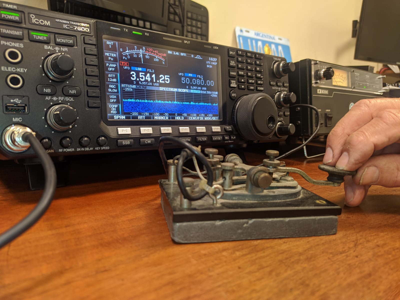 Un manipulador para transmisiones de Telegrafía, conectado a un equipo nuevo con capacidad de conservar los modos más primarios