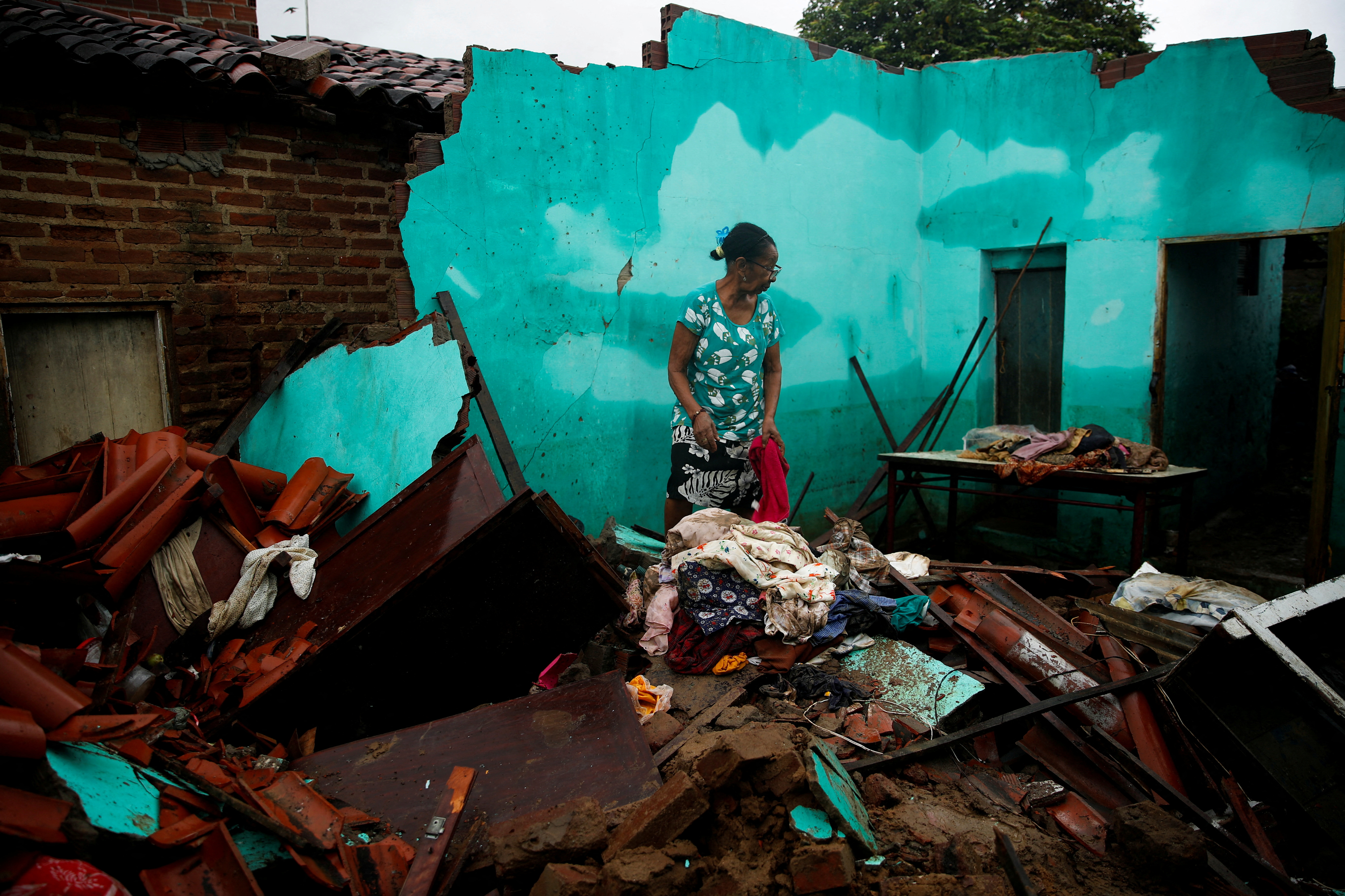 Vitoria Rocha, de 81, observa la destrucción de su casa (REUTERS/Amanda Perobelli)
