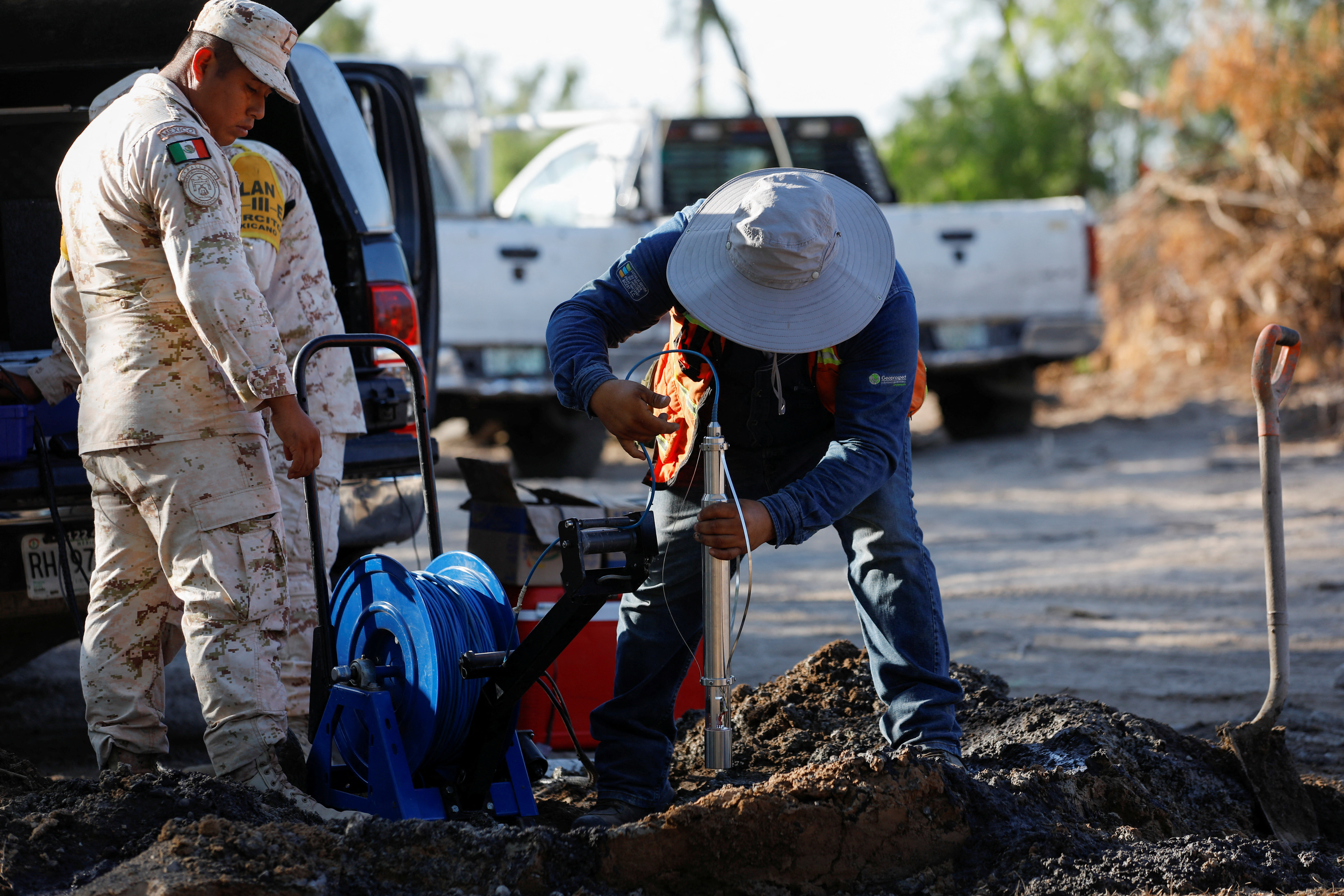 Soldados y Protección Civil trabajando juntos para el rescate de los mineros (Foto: REUTERS/Daniel Becerril)
