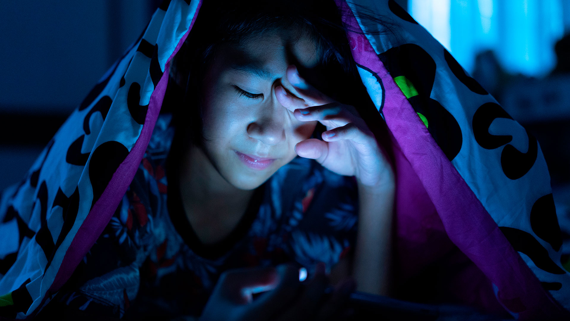 Limite el uso de teléfonos, tabletas y computadoras durante al menos una hora antes de acostarse y durante la noche para asegurarse de dormir lo suficiente. 