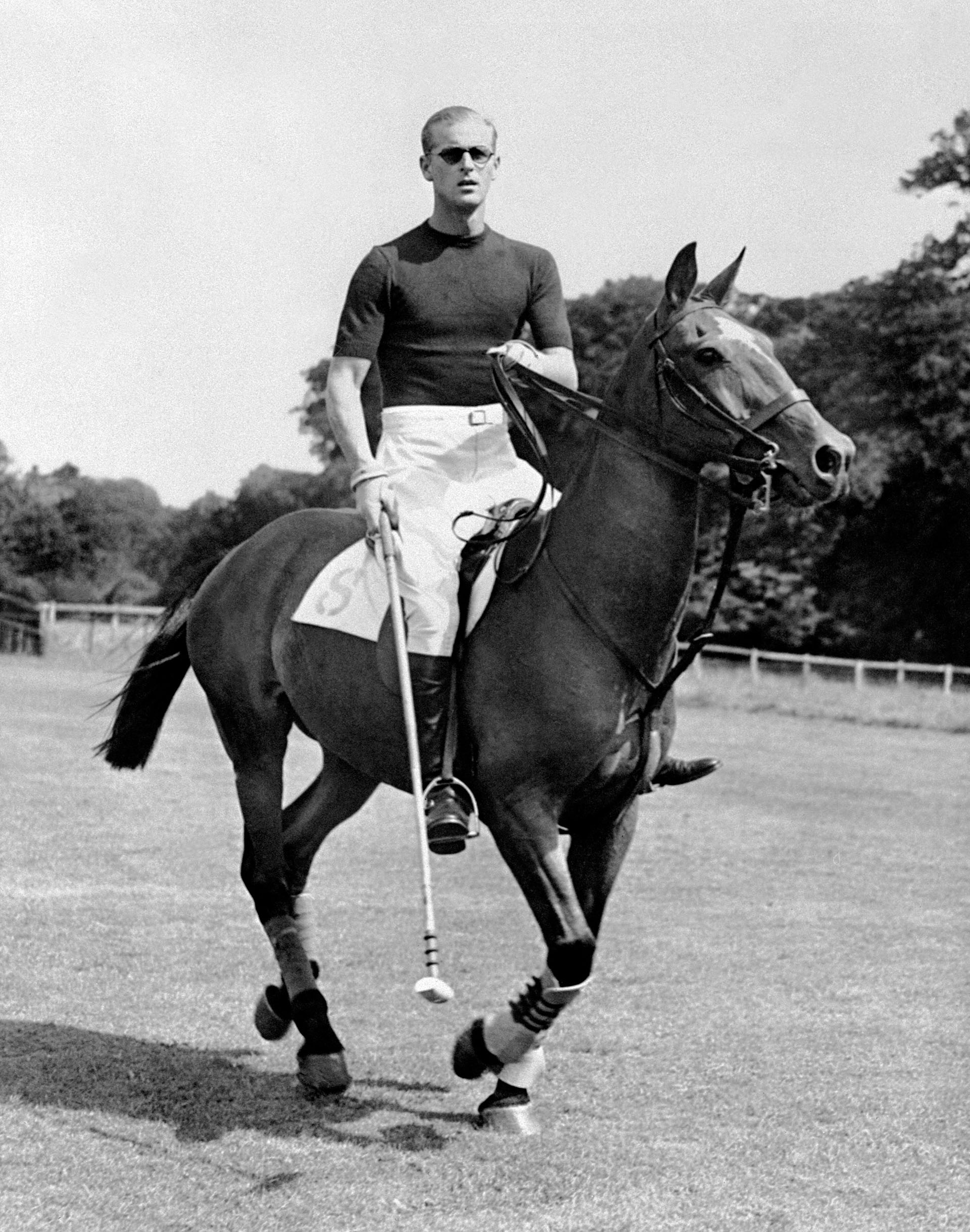 7 de agosto de 1950, el príncipe Felipe de Gran Bretaña, duque de Edimburgo, de permiso en Inglaterra, juega al polo, unos días antes del nacimiento de su segundo hijo