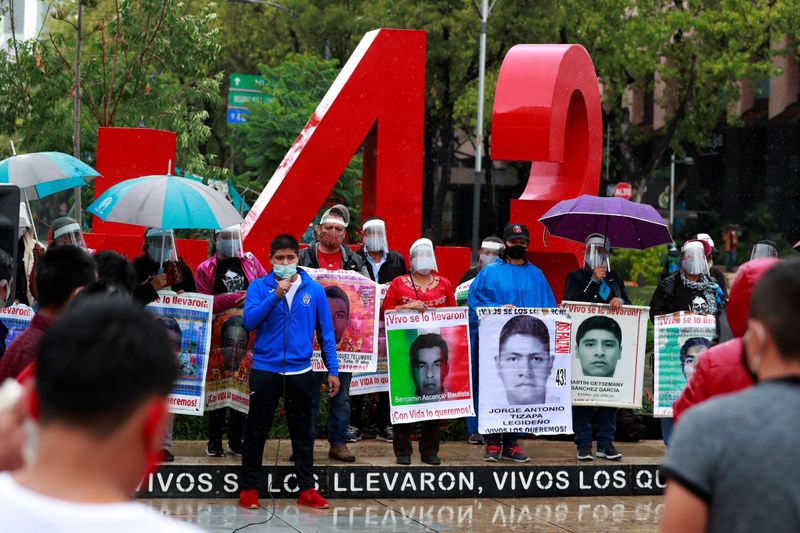 Alumnos y familiares de los 43 estudiantes desaparecidos de Ayotzinapa frente al antimonumento de los desaparecidos.
(Foto: REUTERS/Carlos Jasso)