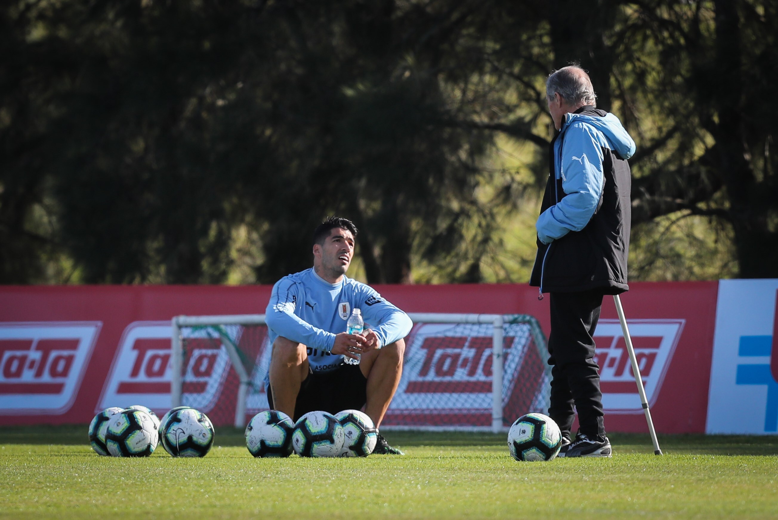 Luis Suárez conversa con el Maestro Tabárez en un entrenamiento de Uruguay (Foto: EFE)
