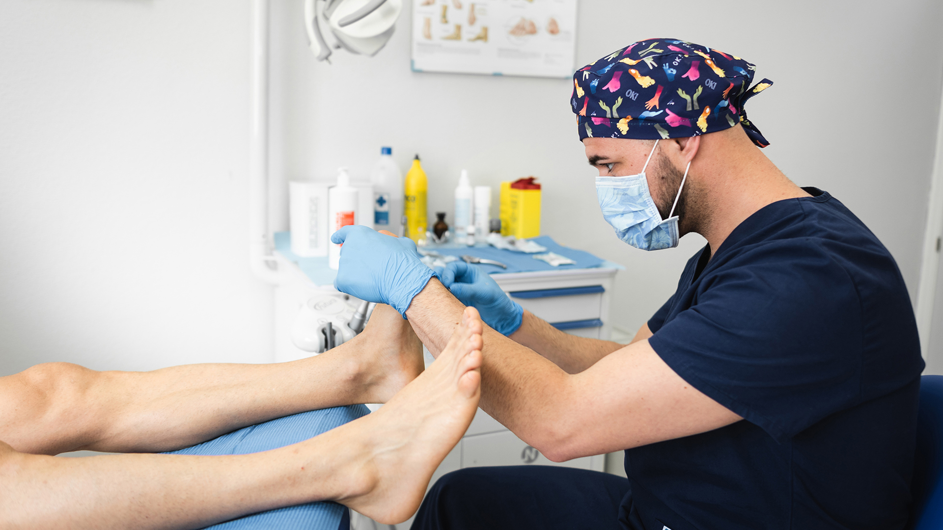 Las lesiones en los pies podrían ser el resultado una respuesta autoinmune al virus (Getty)