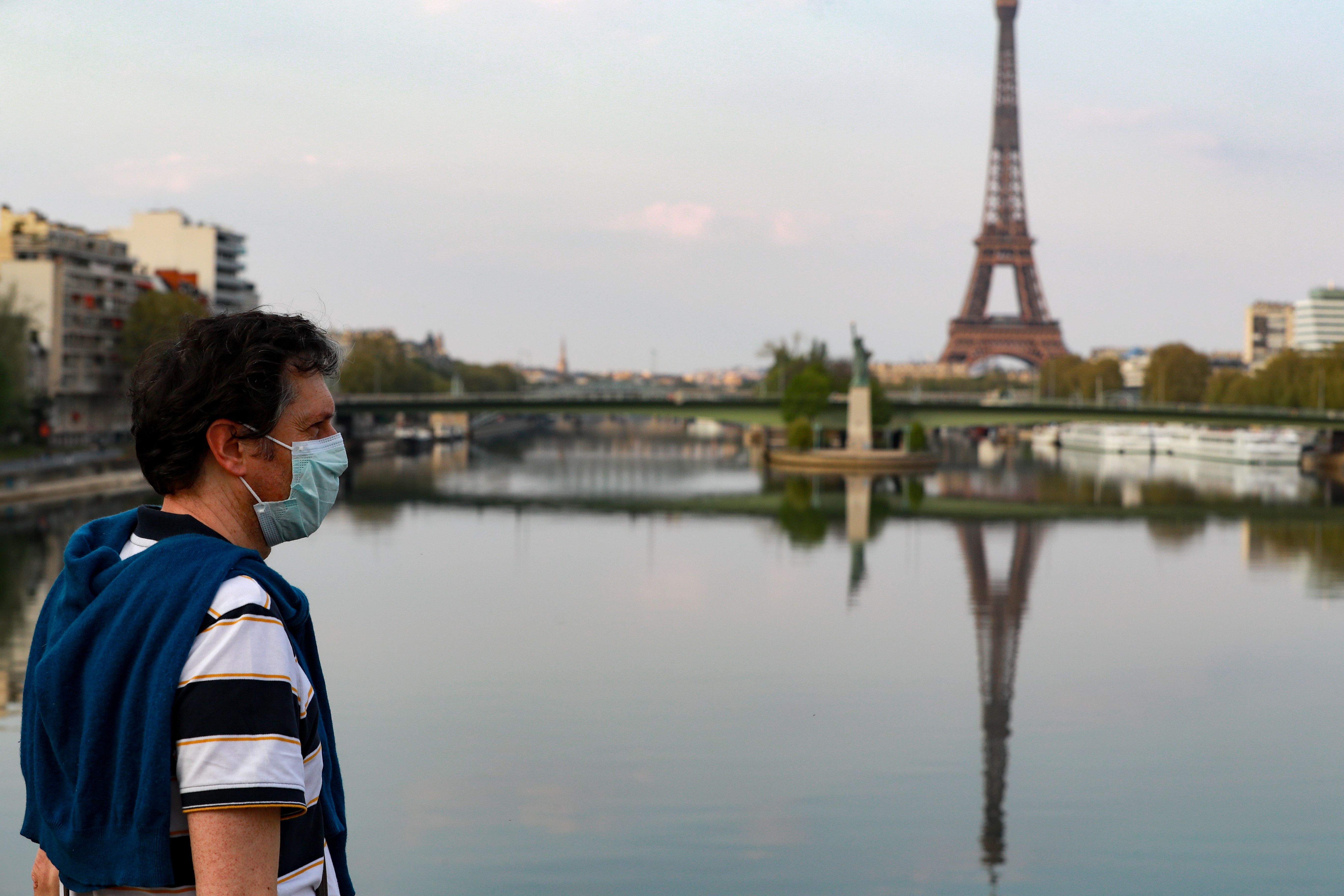 Un estudio sobre cómo la torre Eiffel parece más pequeña si se mira inclinándose uno a la izquierda fue reconocido con un premio Ig Nobel /Ludovic Marin/AFP/dpa 