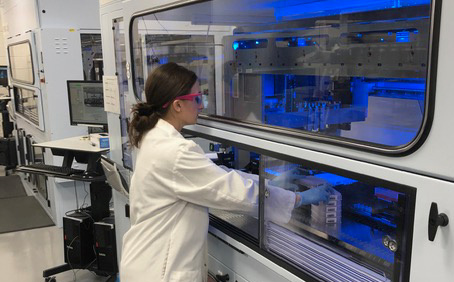 Científicos e investigadores trabajan en una potencial vacuna para la enfermedad del coronavirus (COVID-19) en el laboratorio de Pfizer en Pearl River, Nueva York, el 5 de mayo de 2020 (Pfizer/Handout via REUTERS)