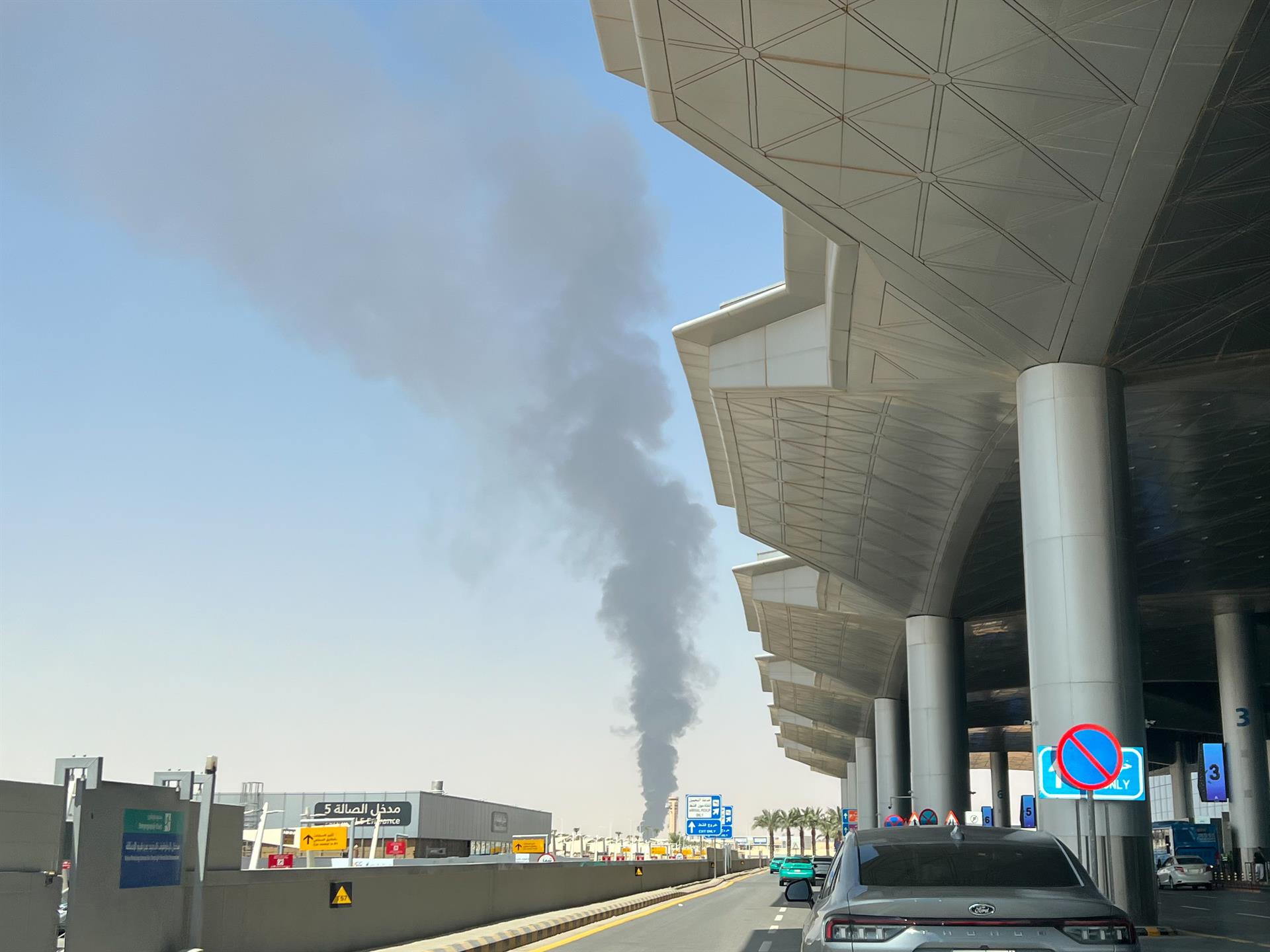 Los rebeldes hutíes lanzaron un nuevo ataque contra el aeropuerto de Riad: hay varios heridos