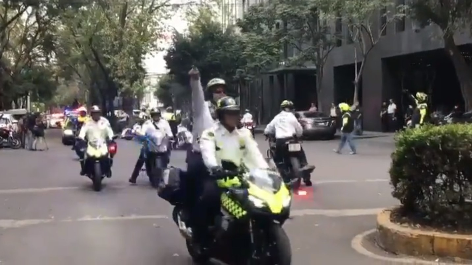 The moment was captured in a video that quickly went viral on social media due to the words the policeman used asking to go to the Marriot Hotel (Picture: Twitter/@JorgeMedellin95)