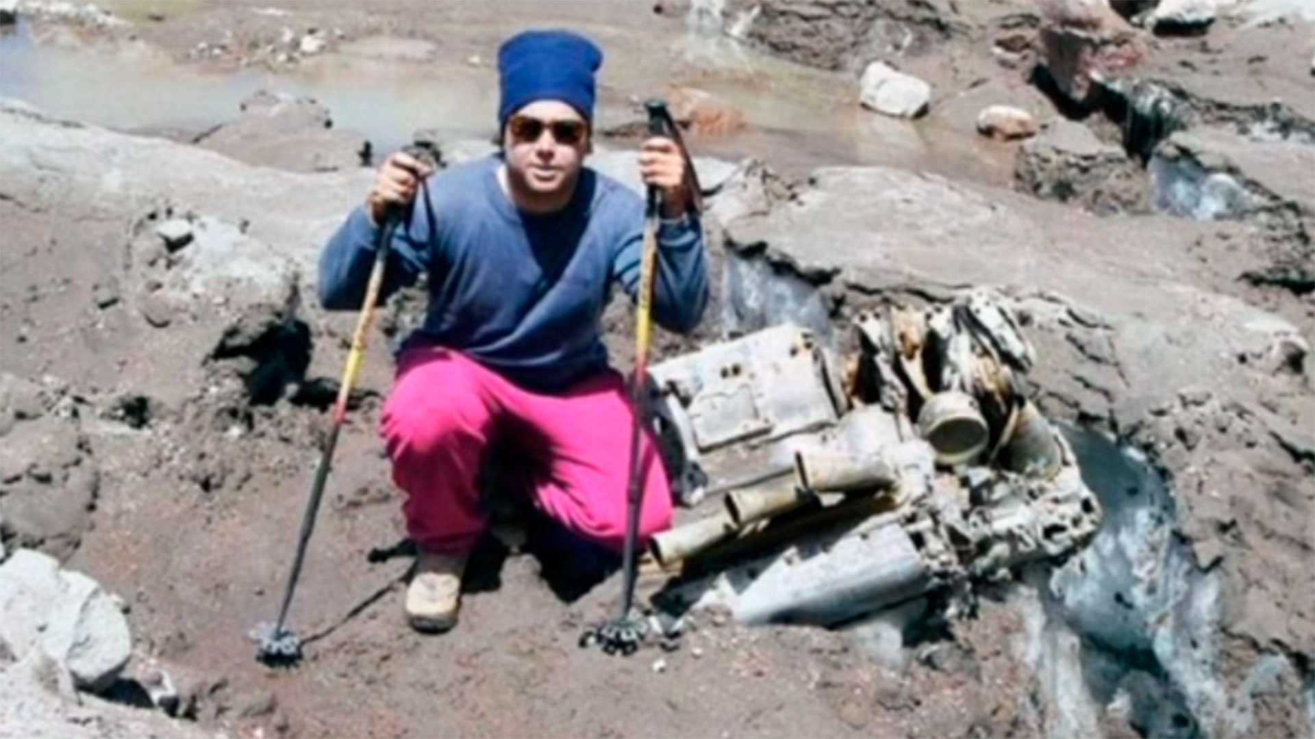 Uno de los montañistas que encontró los restos junto al motor de la aeronave, en la ladera del volcán Tupungato