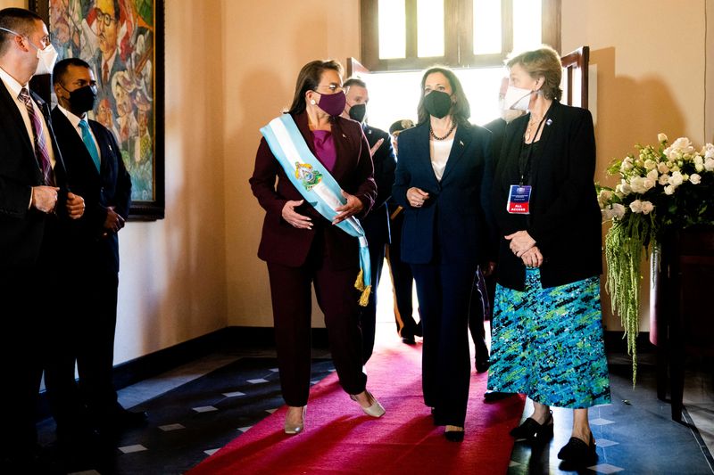 Imagen de archivo. La presidenta de Honduras, Xiomara Castro, y la vicepresidenta de Estados Unidos, Kamala Harris, caminan por el palacio presidencial en Tegucigalpa, Honduras. 27 de enero de 2022. Erin Schaff/Pool vía REUTERS