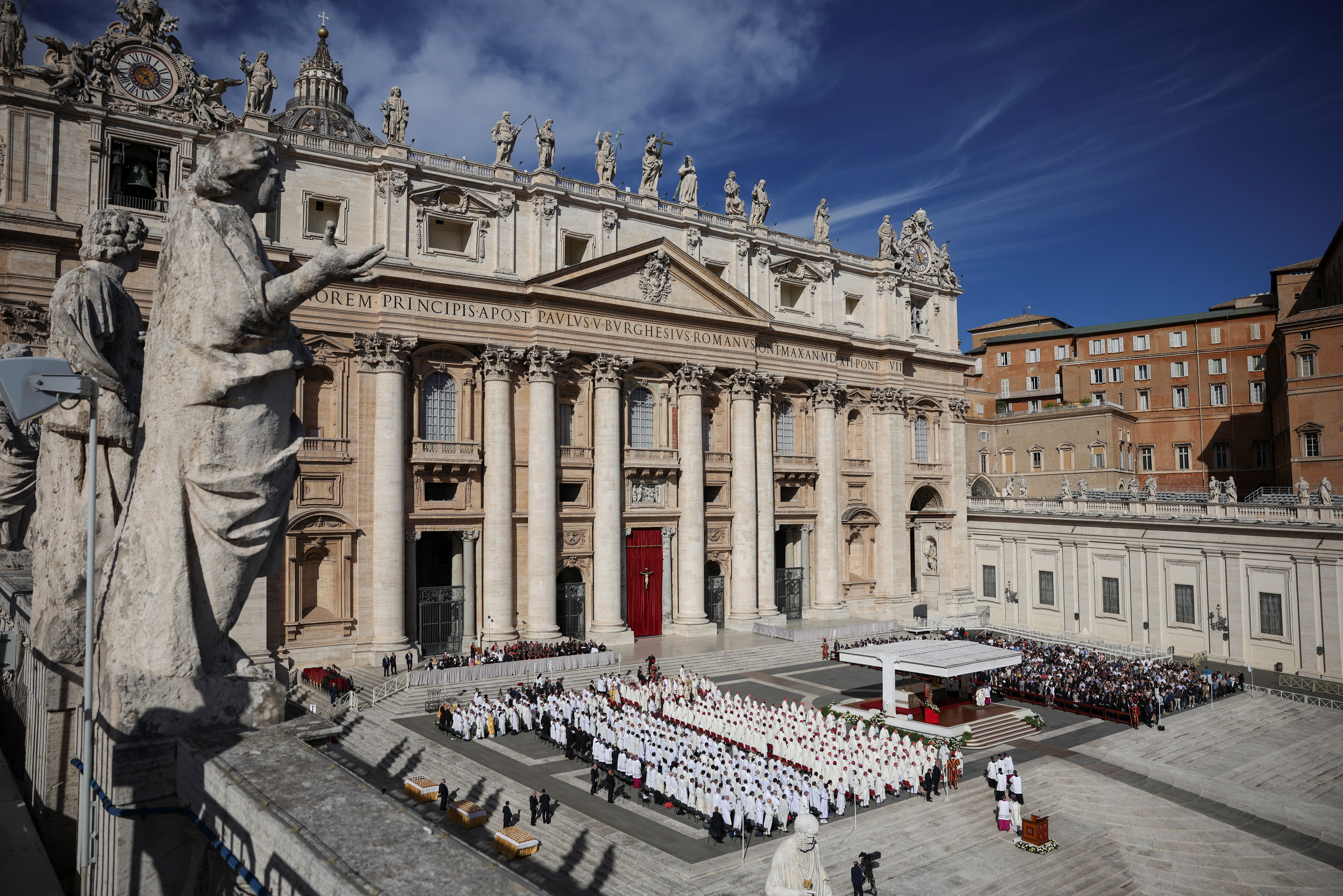 El cardenal Tagle presidi&oacute; la misa ante una multitud en el Vaticano mientras se reza por la salud de Le&oacute;n XIV