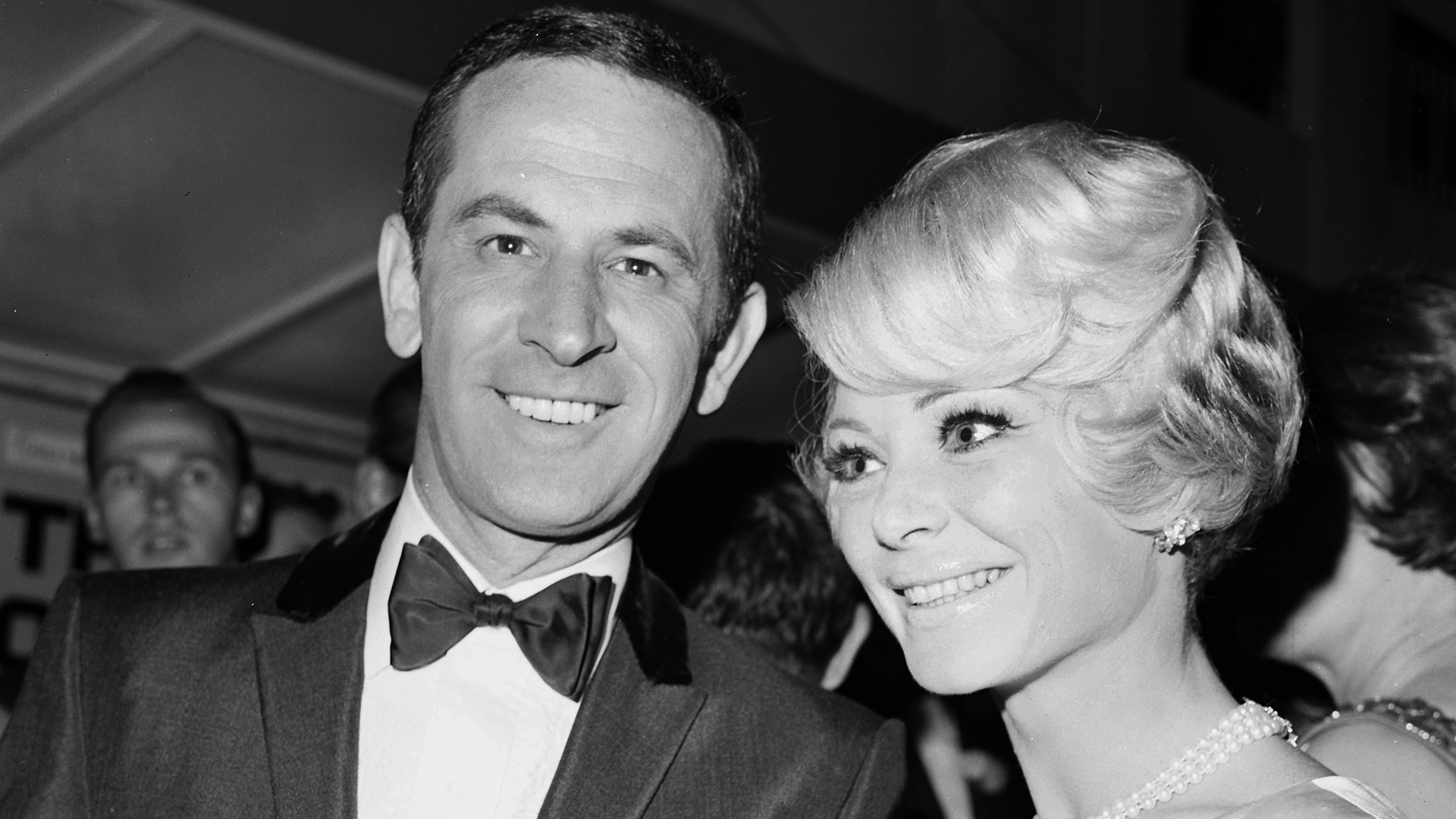 Don Adams y Judy Luciano, su segunda esposa en épocas del éxito del Súper Agente 86. En los años setenta se casó por tercera vez. Tuvo siete hijos (Photo by Earl Leaf/Michael Ochs Archives/Getty Images)