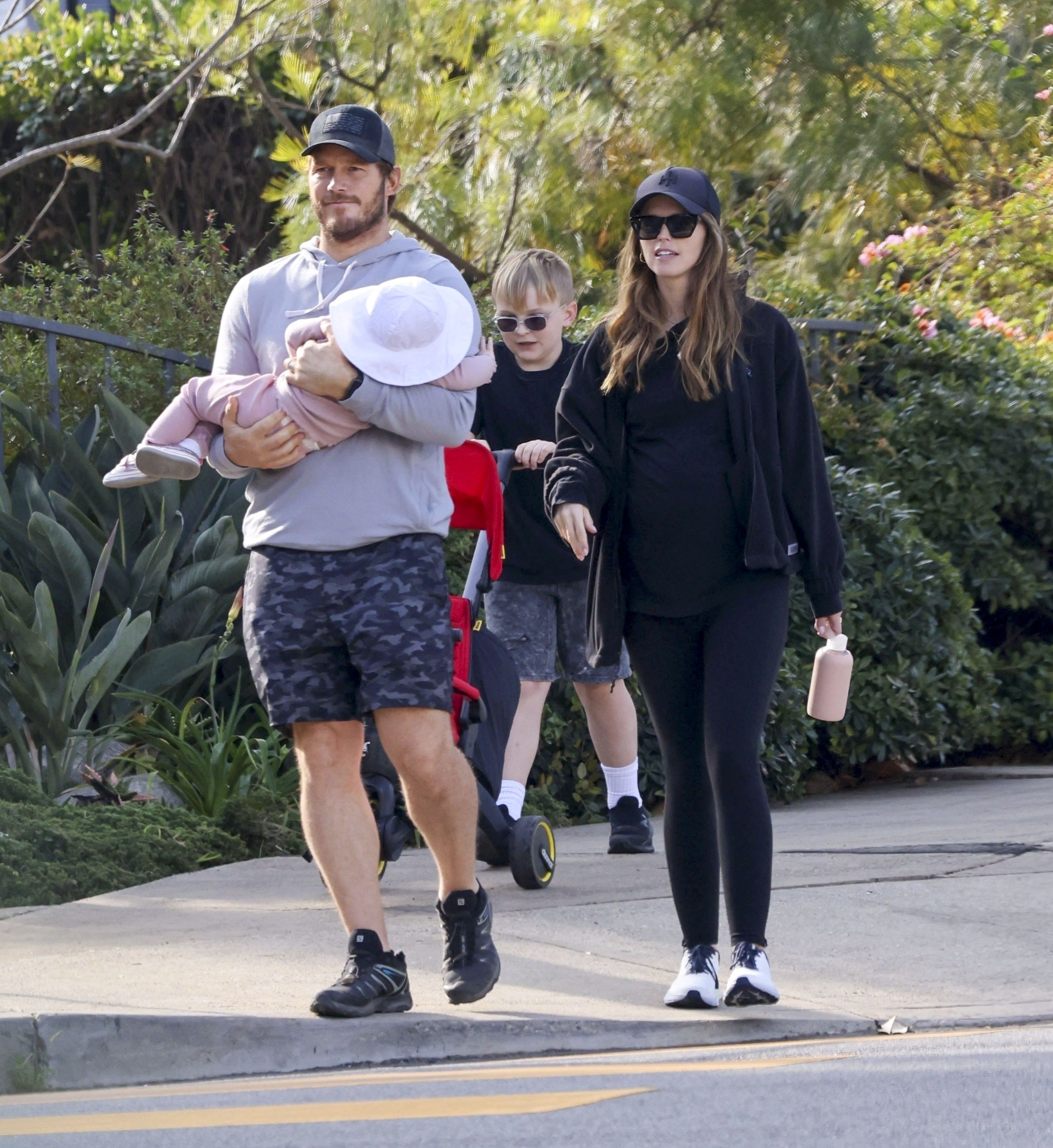 Salida familiar. Chris Pratt y Katherine Schwarzenegger disfrutaron de un día al aire libre con sus hijos. Fueron a dar una vuelta por las calles de su vecindario en Los Ángeles