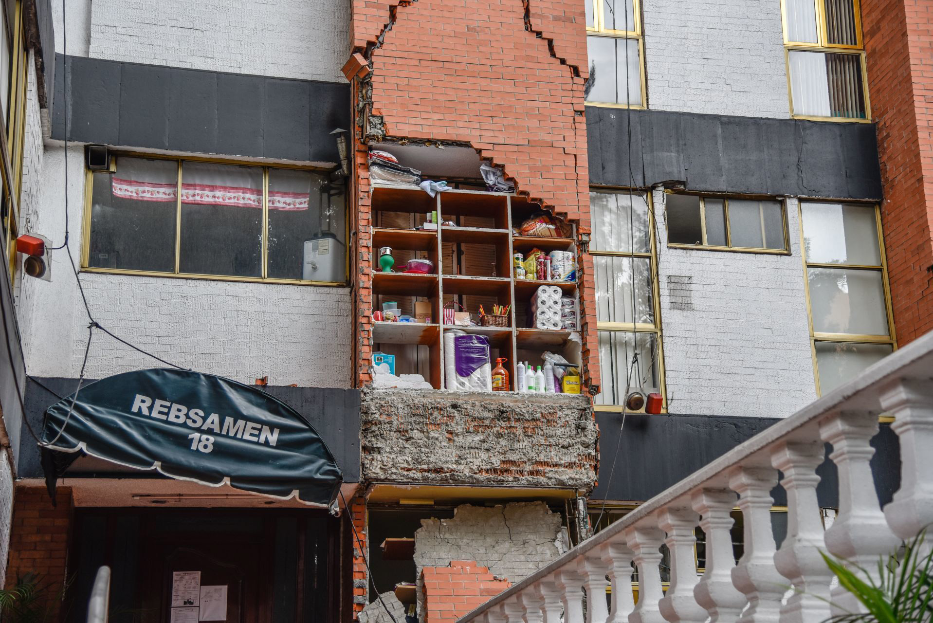 CIUDAD DE MÉXICO, 28SEPTIEMBRE2017.- Edificios y casas habitacionales de la colonia Narvarte, continúan desalojadas después de los daños estructurales que sufrieron debido al sismo de 7.1 grados del pasado 19 de septiembre. En la imagen, el edficio colapsado ubicado en calle Rebsamen número 18. FOTO: MARIO JASSO /CUARTOSCURO.COM