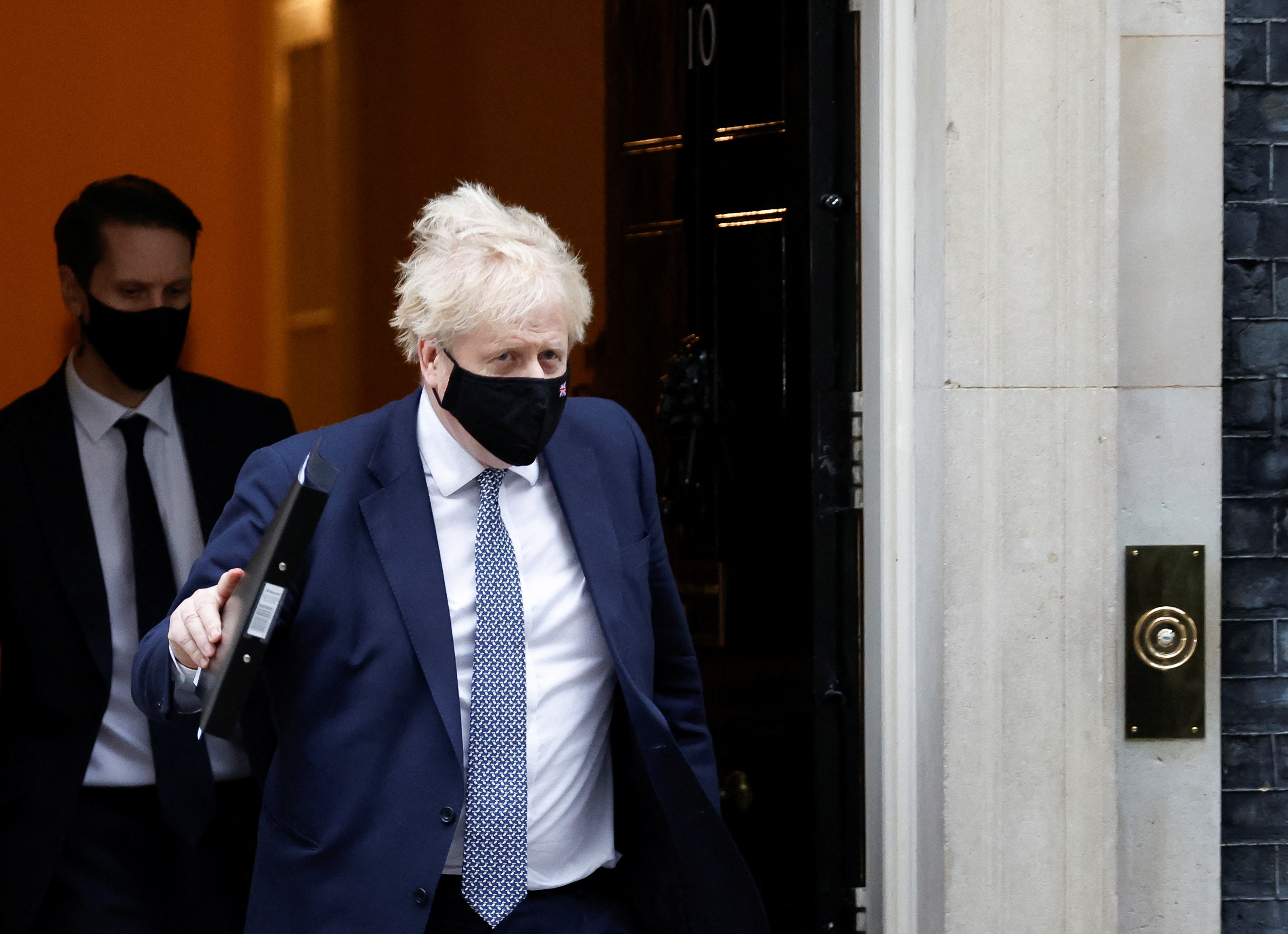 El primer ministro británico, Boris Johnson, camina fuera de Downing Street en Londres, Gran Bretaña, 25 de enero de 2022. REUTERS/Peter Cziborra