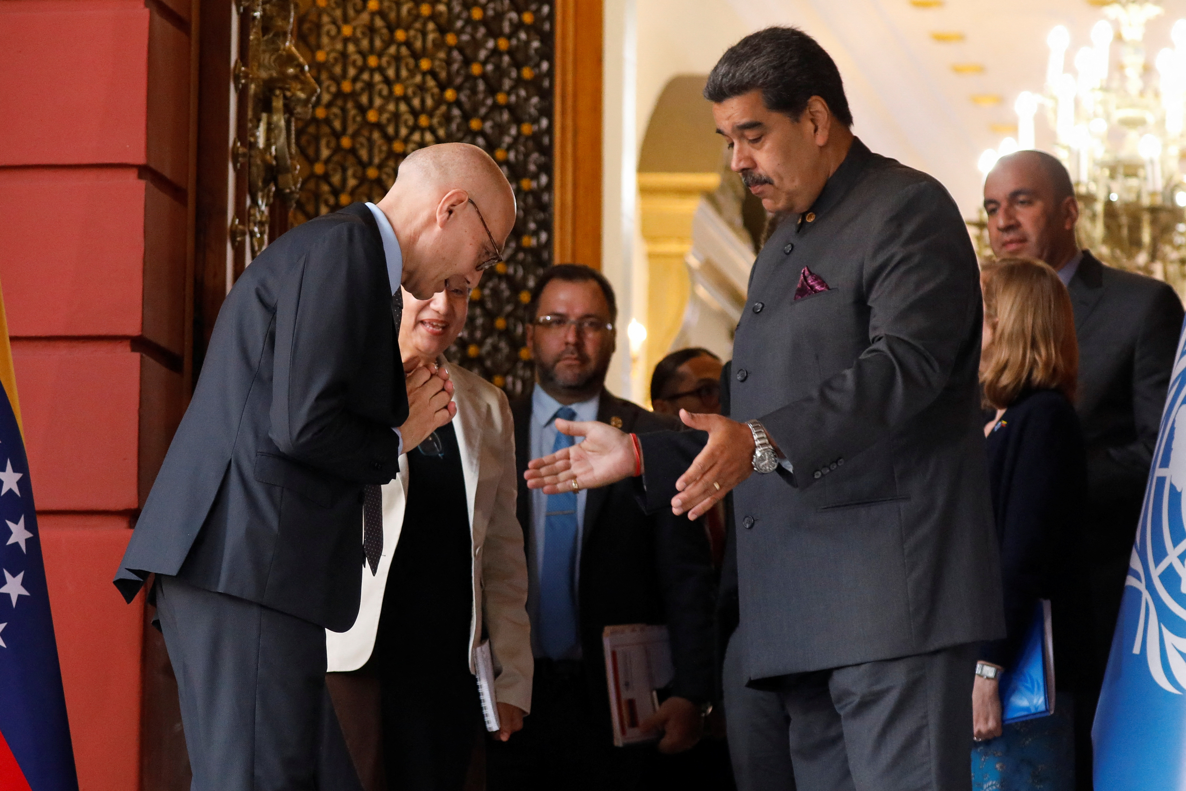 FOTO DE ARCHIVO: el Alto Comisionado de las Naciones Unidas para los Derechos Humanos, Volker Türk, hace una reverencia al salir de una reunión con el dictador Nicolás Maduro, en el Palacio de Miraflores, en Caracas, Venezuela, el pasado 27 de enero de 2023 (Reuters)
