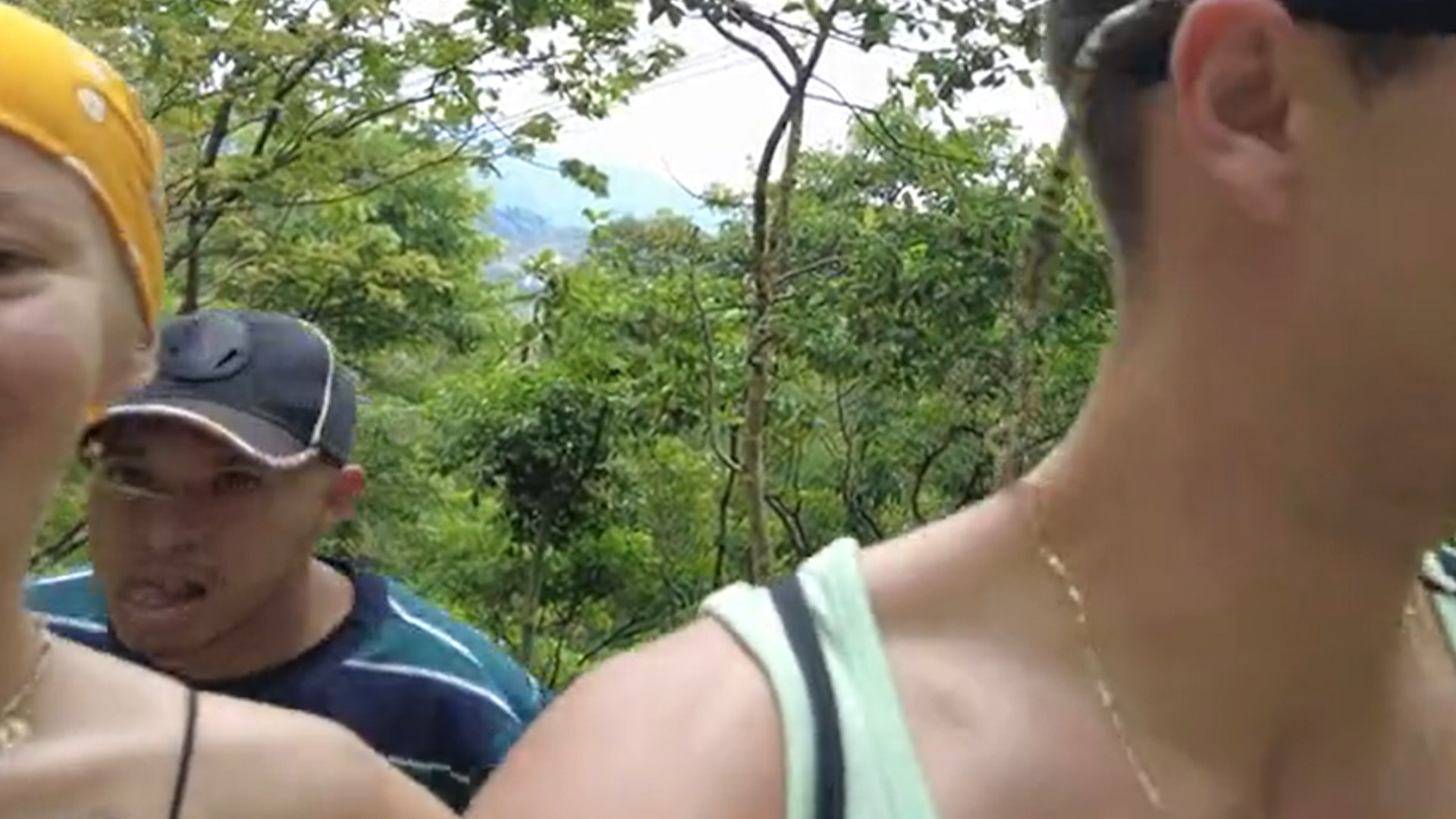 Los turistas polacos estaban grabando su visita a un cerro en Medellín, cuando fueron atacados por la espalda por una pareja de delincuentes. (Captura pantalla)