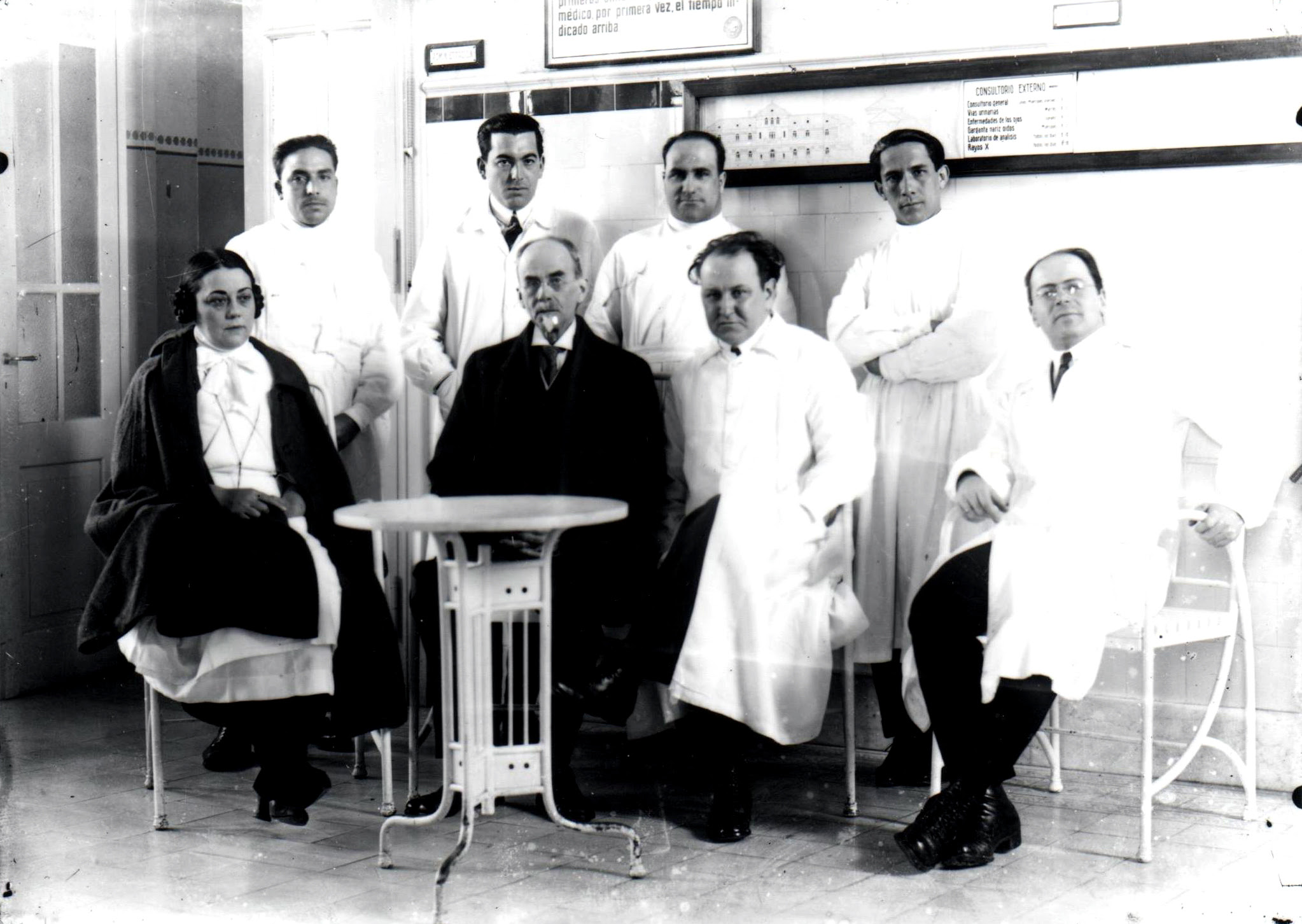 Helena Larroque y el Dr. Roffo junto a otro médico del hospital sentado entre ambos