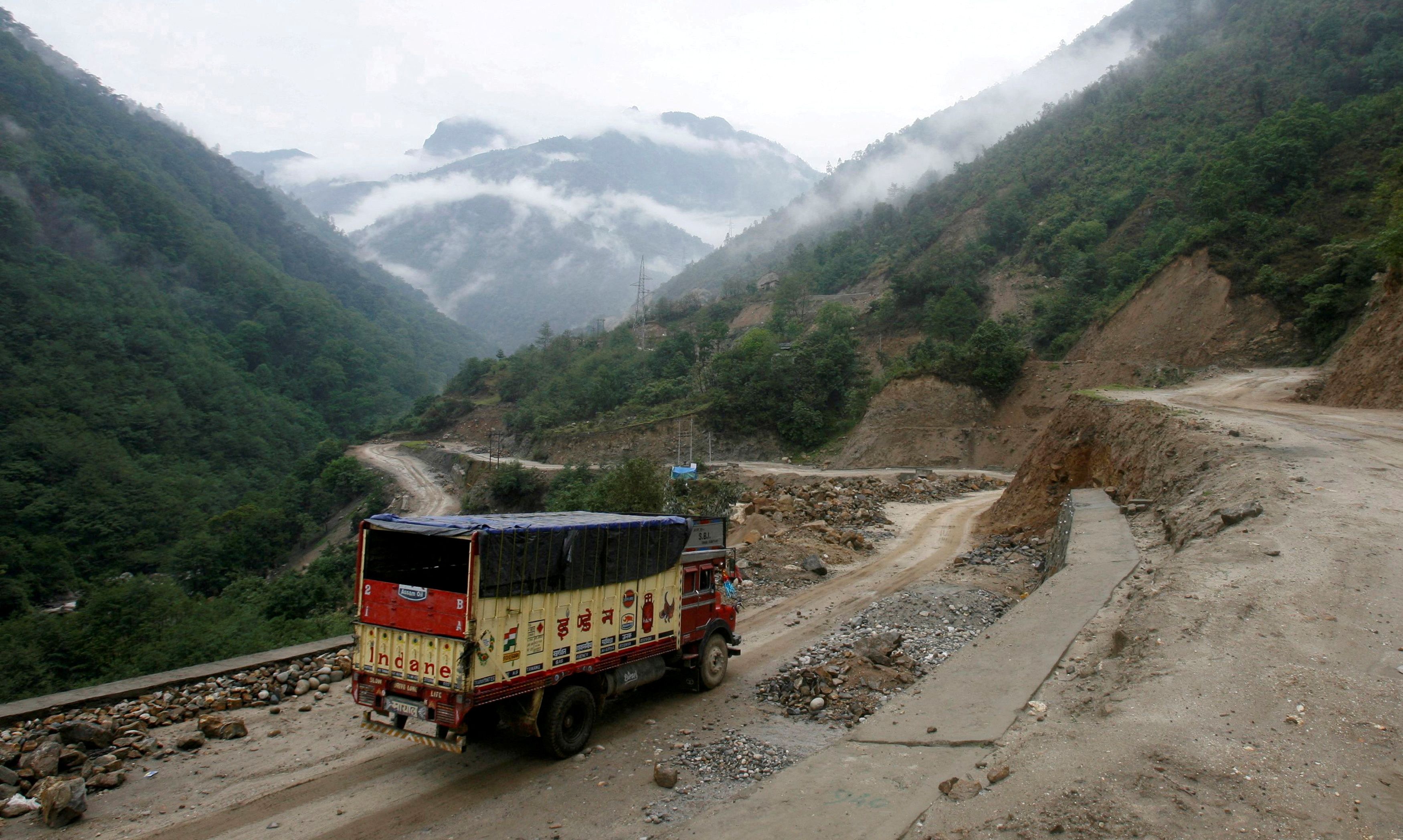 Un camión de reparto conduce a lo largo de la carretera india Tezpur-Tawang que se extiende hasta la frontera con China, en el estado nororiental indio de Arunachal Pradesh.
Foto/Frank Jack Daniel//Foto de archivo

