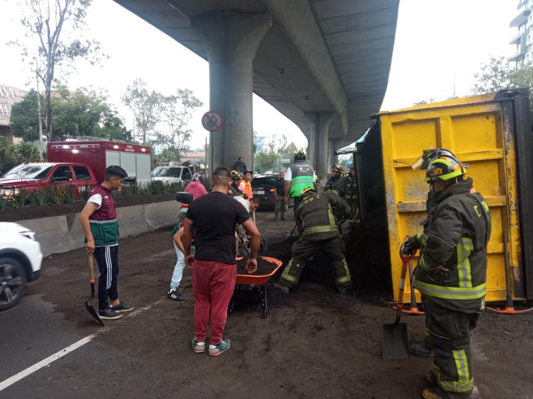 Cdmx Camión Volcado En Periférico Sur Desató Caos Iba A Exceso De Velocidad Infobae 5201