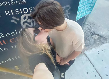 Regina Castro, hija menor de Angélica Rivera, reapareció dándole un apasionado beso a su novio