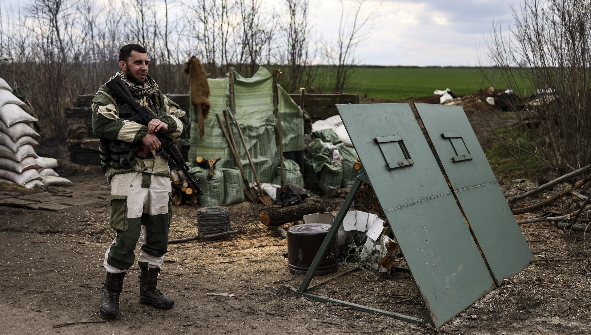 Un militar ucraniano monta guardia en un puesto de control en las afueras de Barvinkove, en el este de Ucrania, el 15 de abril de 2022.(Photo by RONALDO SCHEMIDT / AFP)