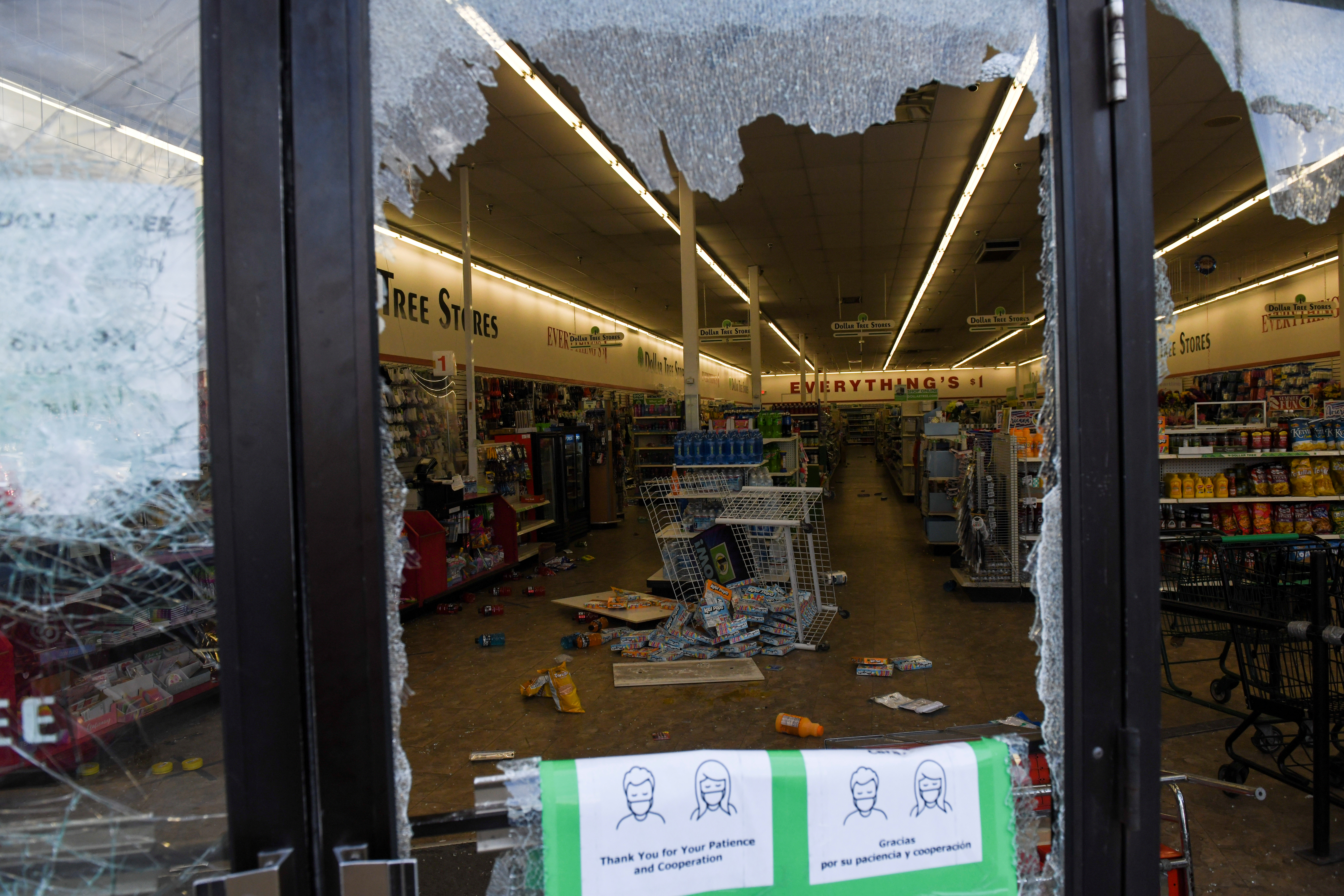 Una ventana rota durante las protestas en una tienda Dollar Tree Store (REUTERS/Nicholas Pfosi)