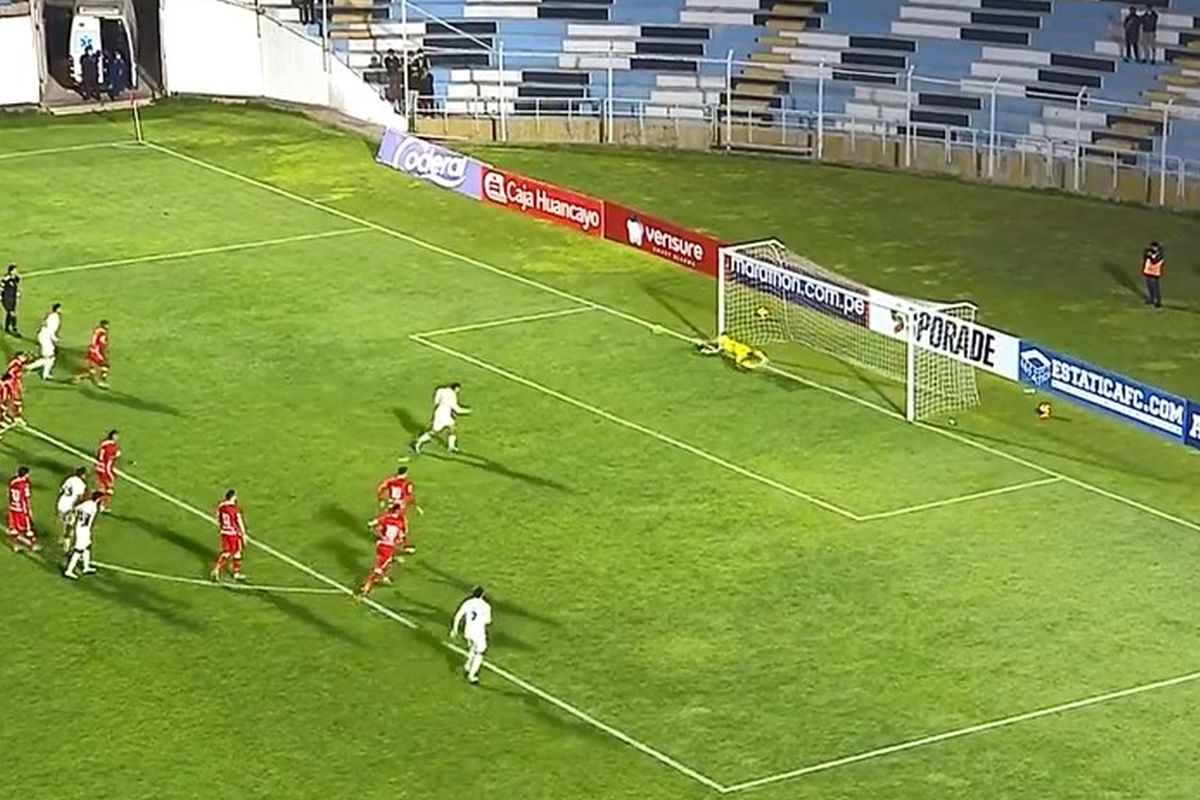 Hohberg Falló Penal Para Cristal Gran Atajada Del Arquero De Cienciano En La Liga 1 Infobae 1876