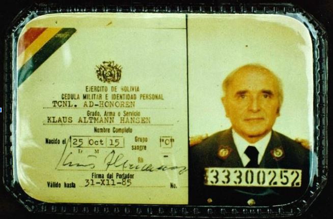 Documento que presenta a Klaus Barbie como miembro del ejército boliviano bajo su falsa identidad de Klaus Altmann