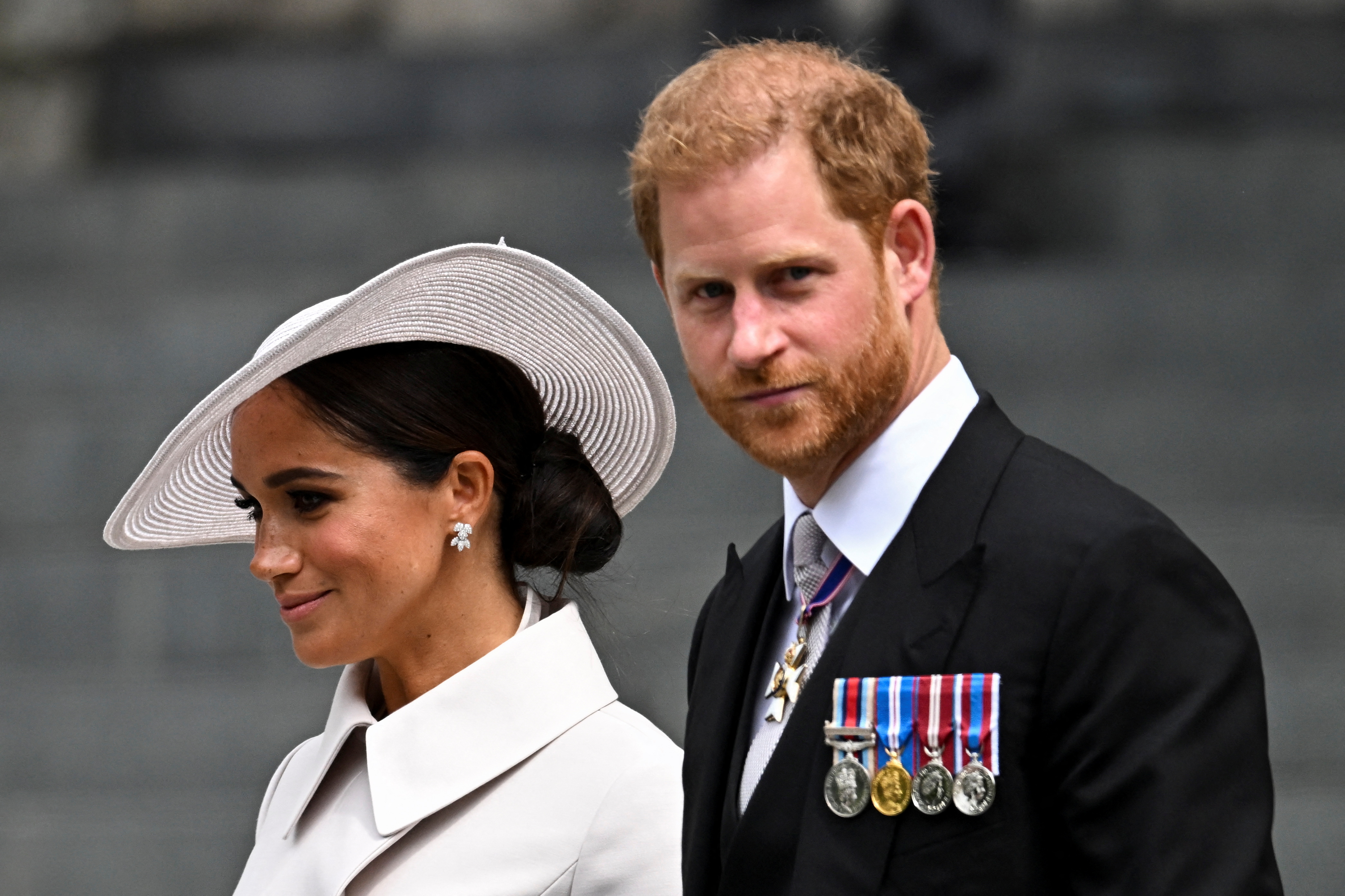 El príncipe Harry y Meghan Markle dejan la Catedral de San Pablo, durante las celebraciones del Jubileo de Platino de la Reina, en Londres (Reuters)