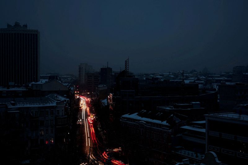 Una vista muestra la ciudad sin electricidad después de que la infraestructura civil crítica fuera atacada con misiles rusos, en medio de la invasión rusa de Ucrania, en Kiev, Ucrania