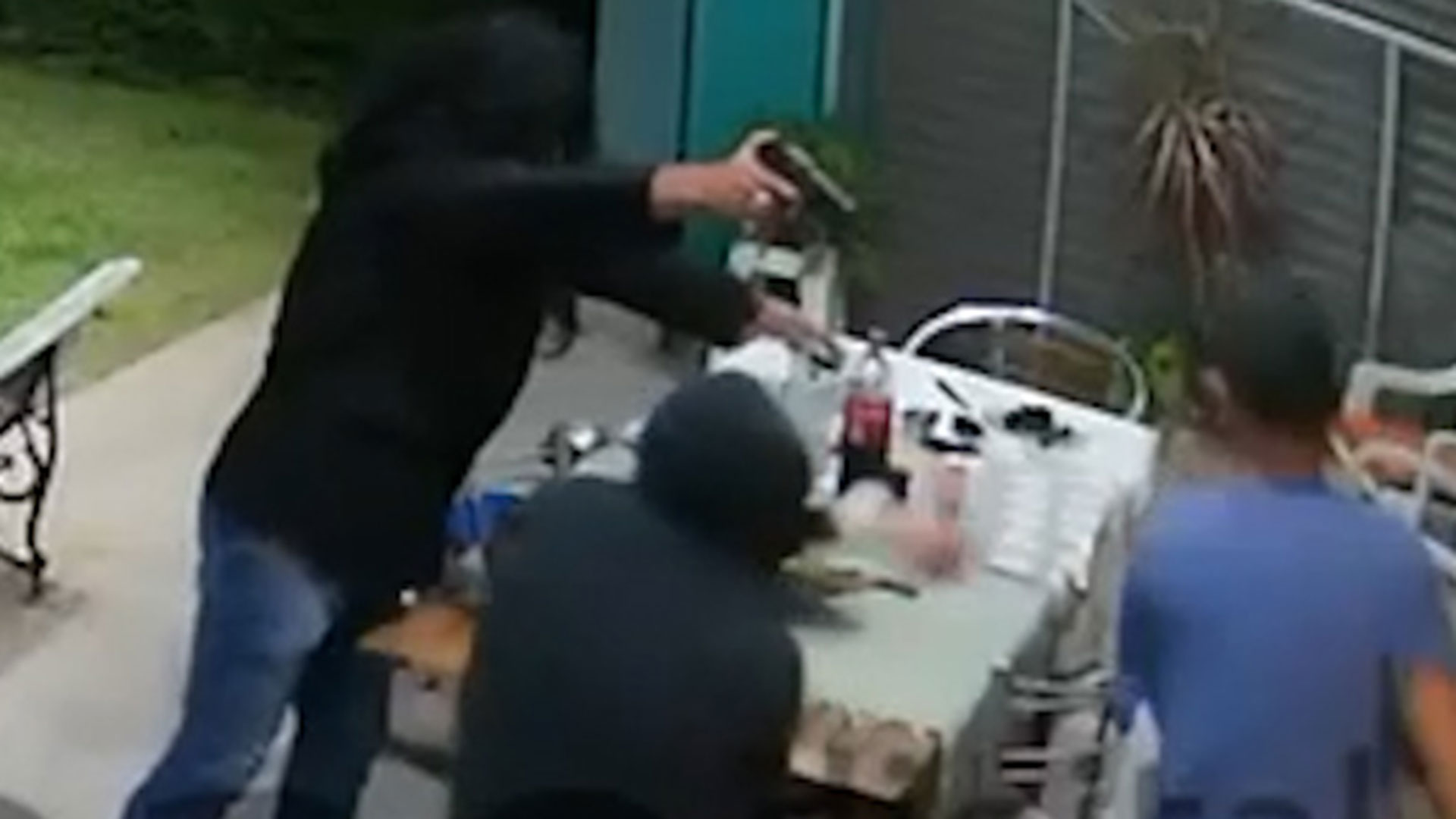 Video: feroz asalto a dos mujeres mientras cenaban en el jardín de su casa en un barrio privado de Berazategui