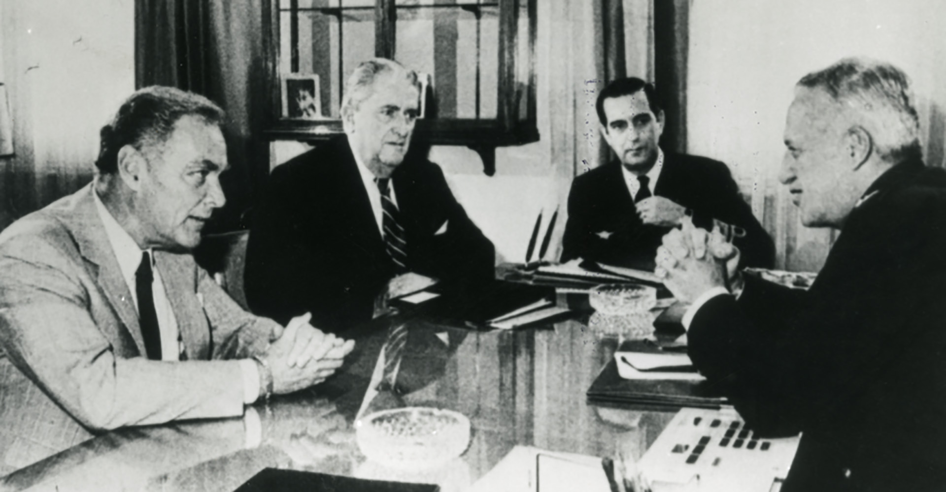 Alexander Haig, Vernon Walters y el contralmirante Moya en el despacho de Galtieri