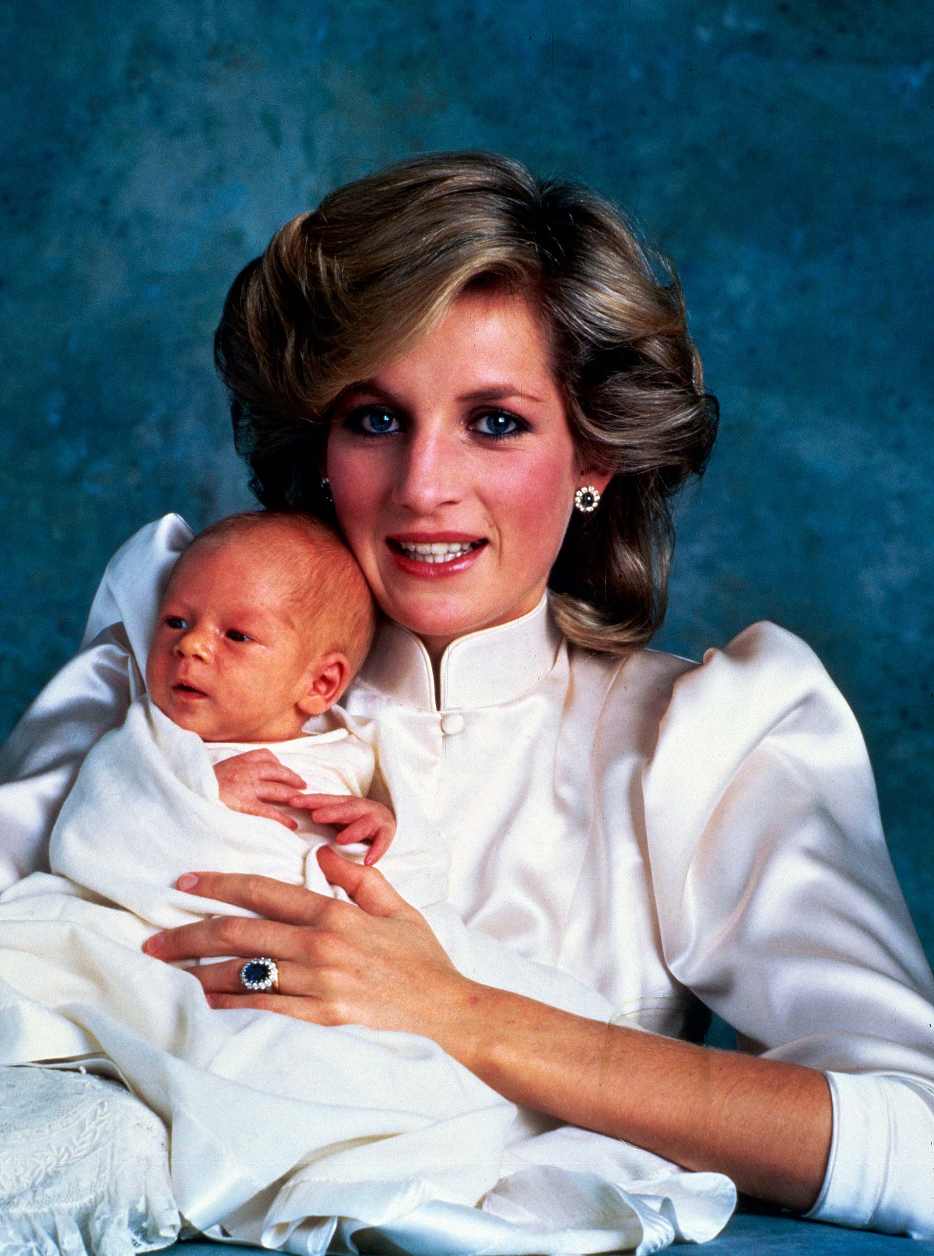 Harry recién nacido con su madre, Lady Di (Shutterstock) 