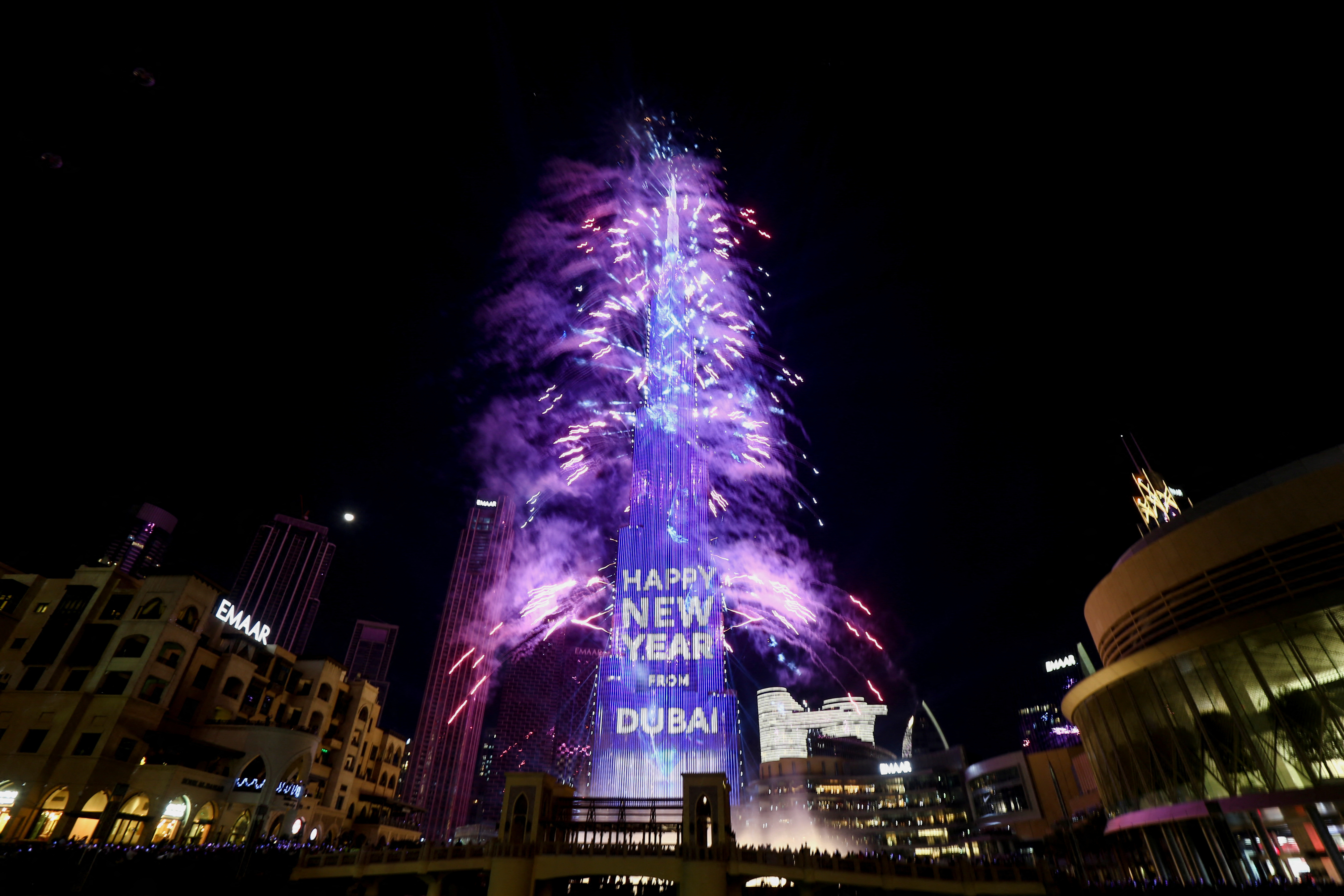 En Oriente Medio, los Emiratos Árabes Unidos recibieron el nuevo año con un espectáculo pirotécnico desde el Burj Khalifa de Dubái, el rascacielos más alto del mundo con 830 metros. (REUTERS)