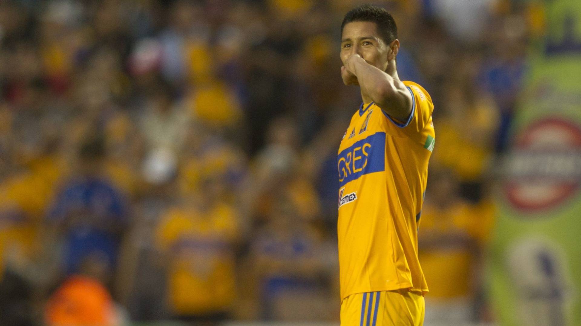 Además de la roja, Ayala anotó en propia puerta en el partido contra Toluca (Foto: Cuartoscuro)