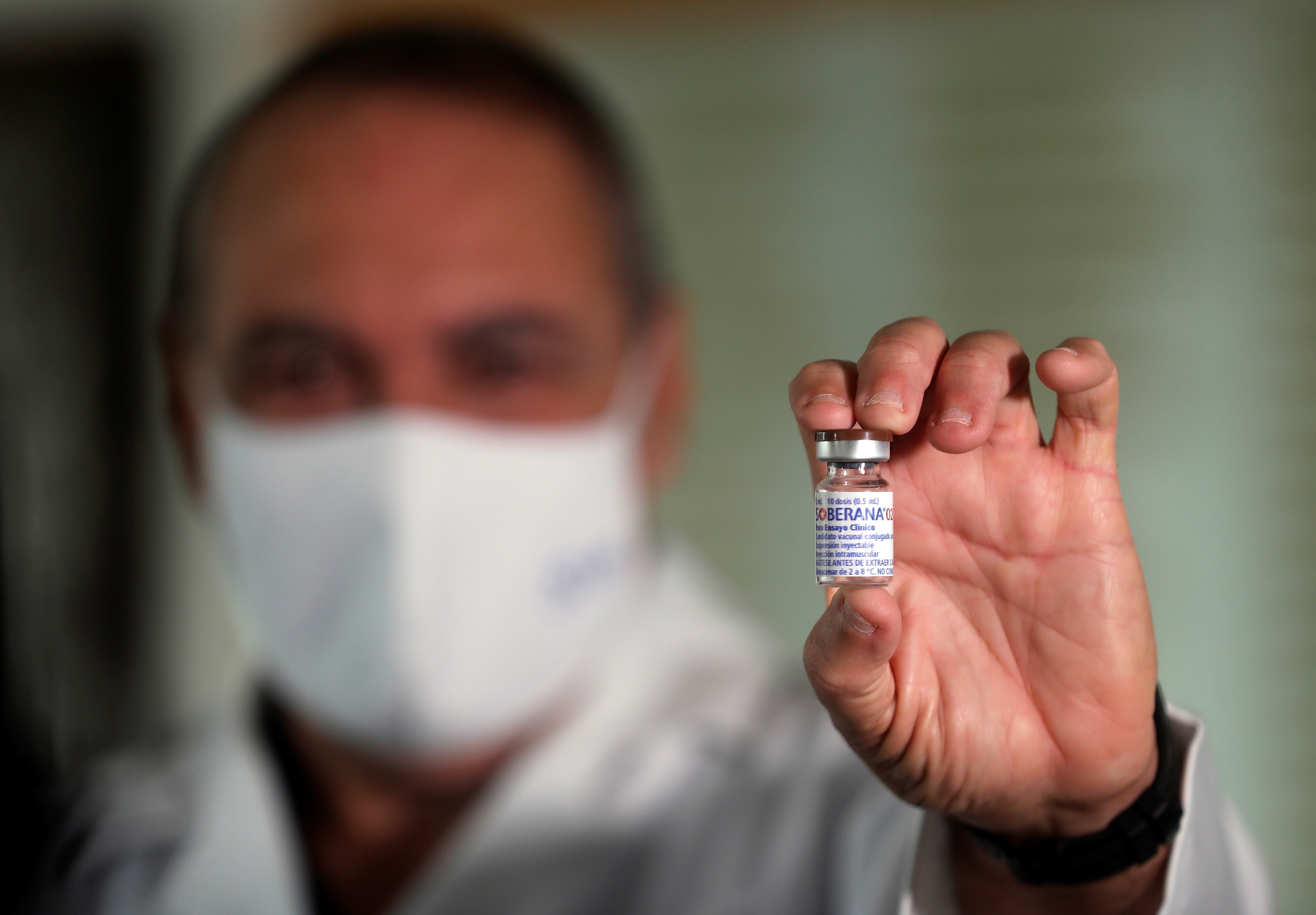 En la imagen, el director del Instituto Finlay de Vacunas, Vicente Vérez, muestra la vacuna cubana Soberana 02, el 25 de febrero del 2021. EFE/ Ernesto Mastrascusa/Archivo
