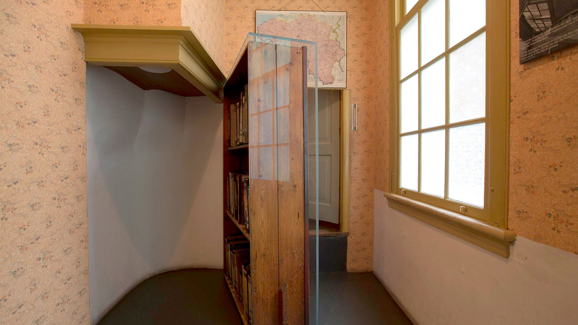 La puerta secreta que llevaba a la "casa de atrás" (Anne Frank House)