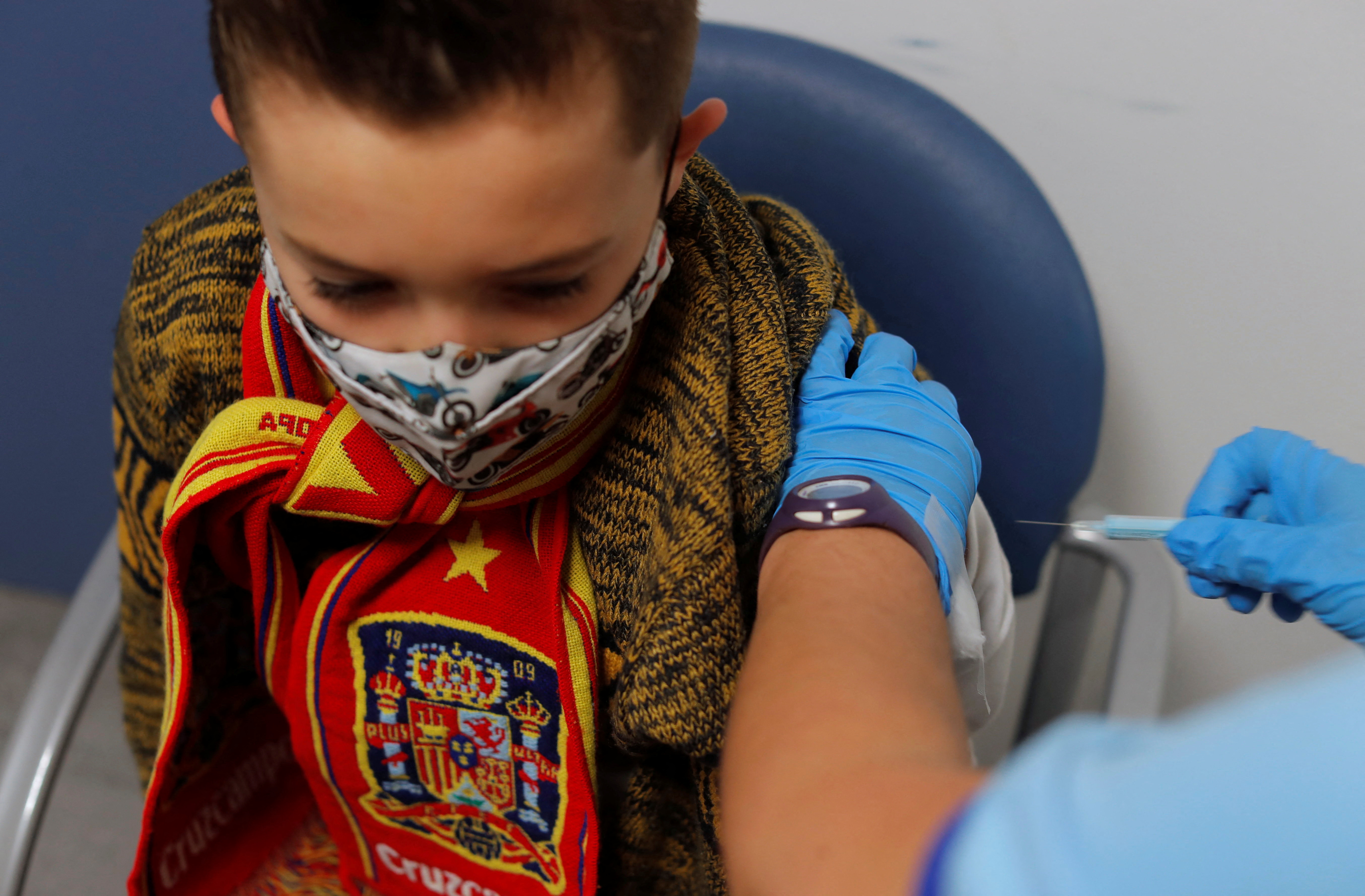 Las autoridades españolas insisten en la necesidad de que la población se vacune contra el coronavirus (Foto: REUTERS/Jon Nazca)