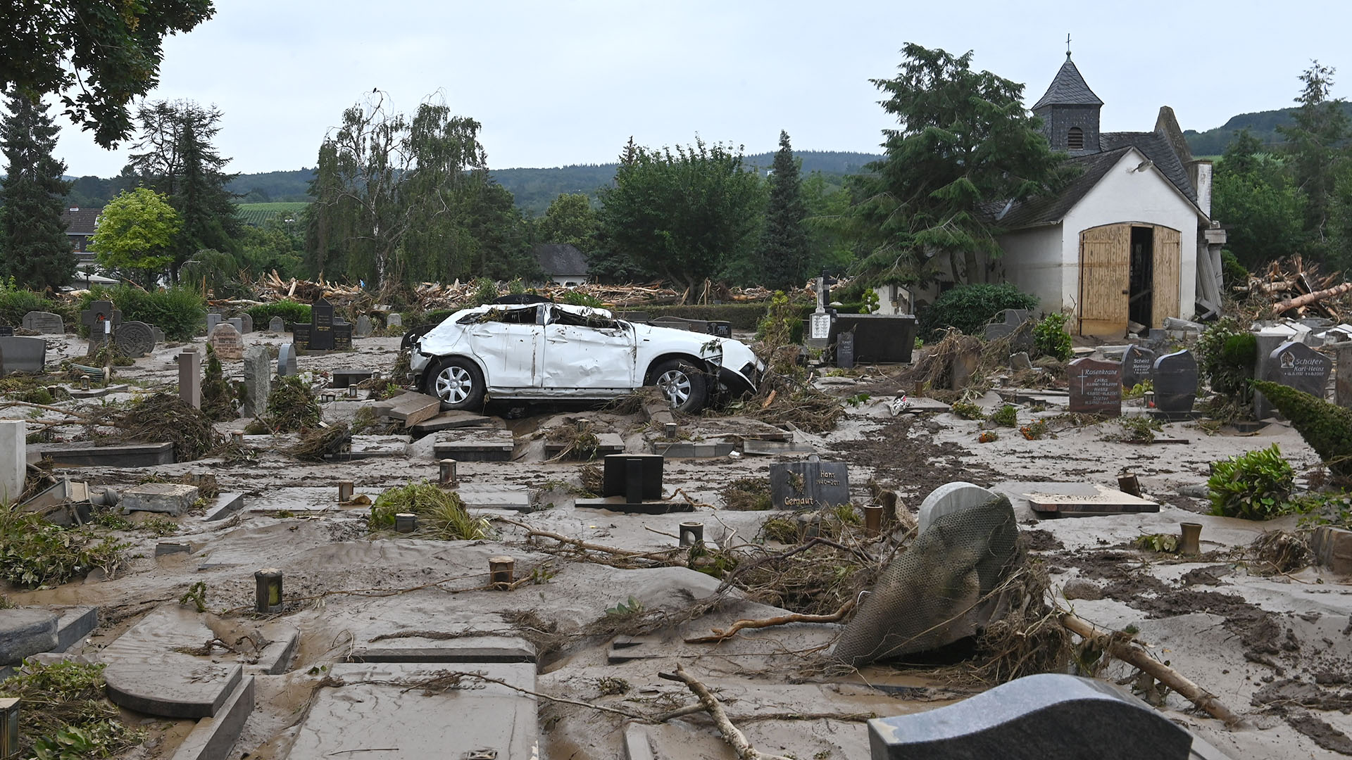 Se muestra un automóvil destruido en el cementerio de Bad Neuenahr-Ahrweiler, en el oeste de Alemania