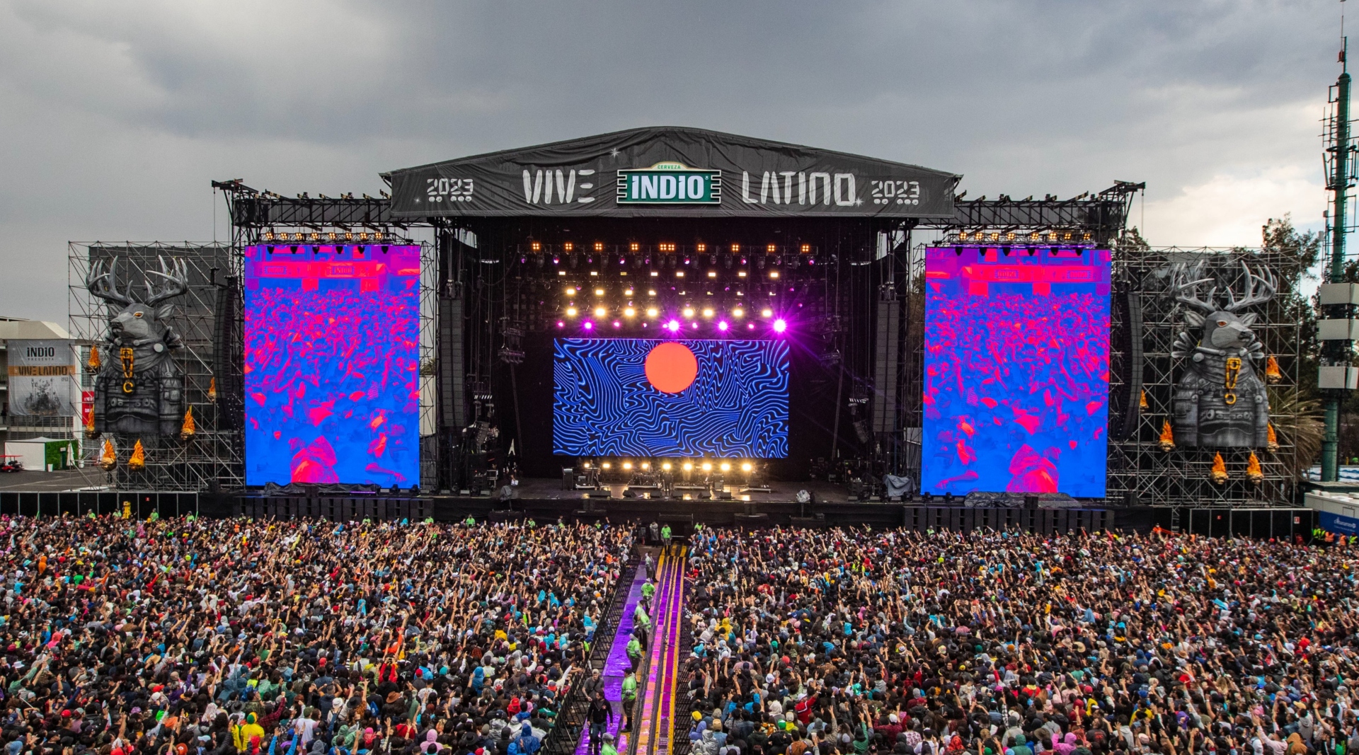 Vive Latino 2023: Fey apareció como invitada de Paul Oakenfold