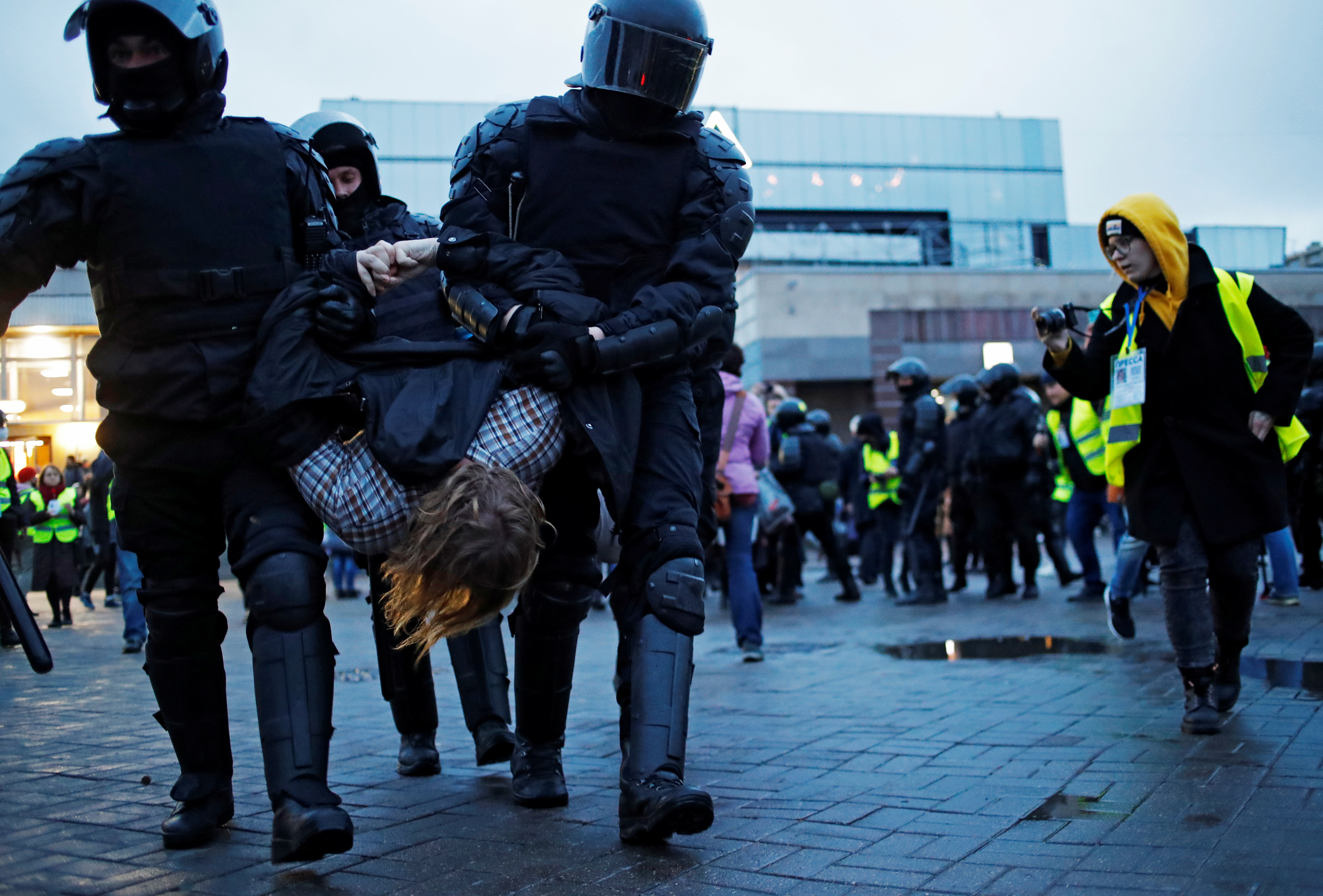 Una manifestante es secuestrado por agentes del orden durante una manifestación en apoyo al político opositor ruso encarcelado Alexei Navalny en San Petersburgo, Rusia, el 21 de abril de 2021. REUTERS / Anton Vaganov