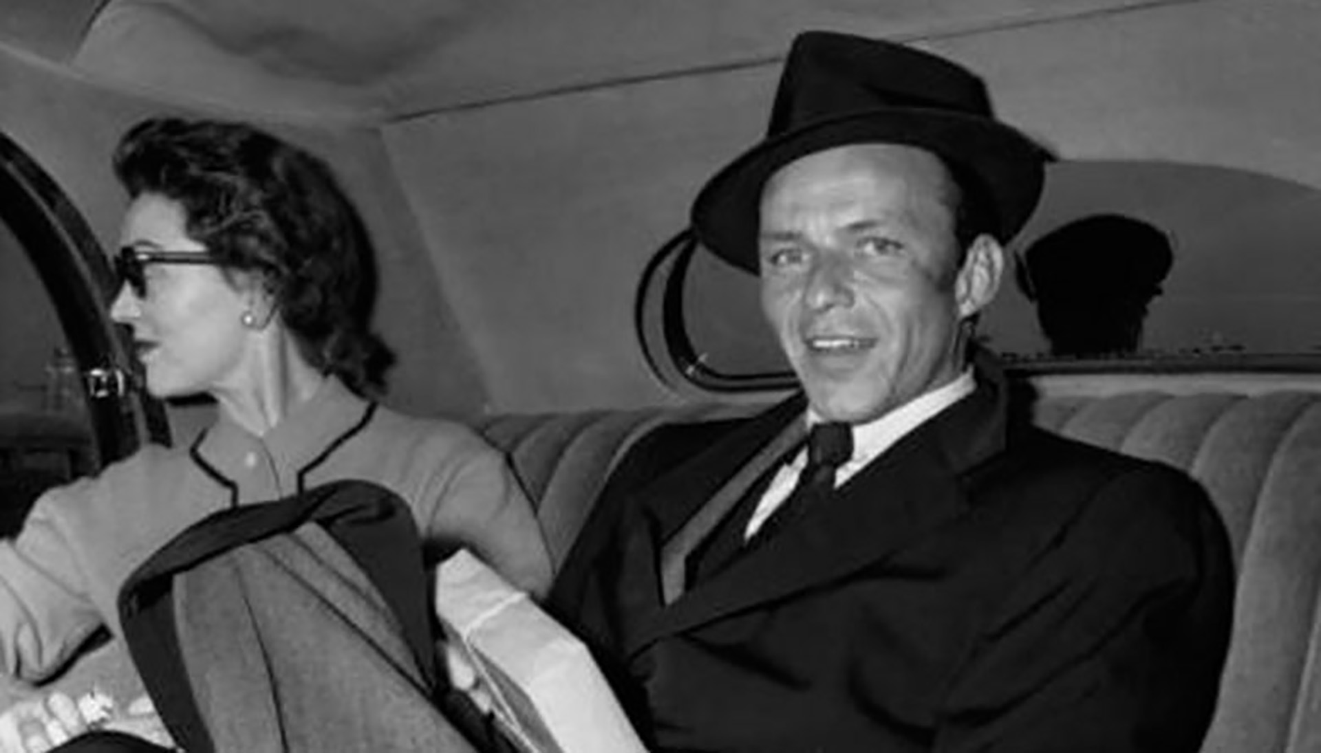 El gobierno de México prohibe la entrada de Sinatra en el momento cumbre de su carrera.