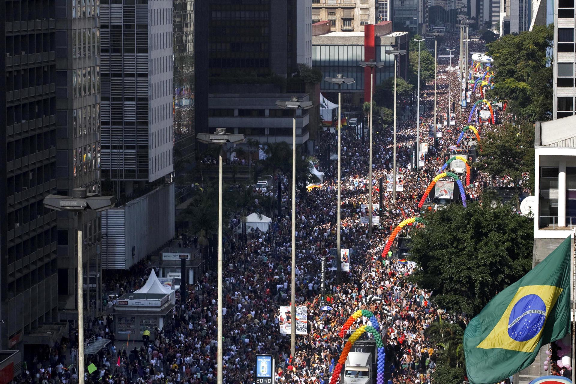 Miles de personas se reúnen para cantar y bailar a lo largo del centro financiero de la Avenida Paulista durante el tradicional desfile del orgullo gay más grande del mundo, en Sao Paulo, Brasil, el 14 de junio de 2009. Según los organizadores, más de 3 millones de personas participaron en el evento.
