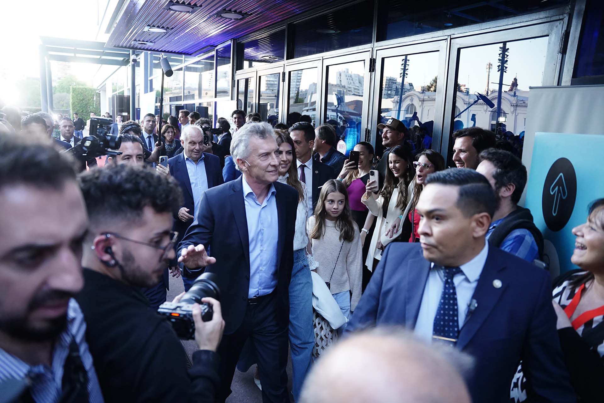 Mauricio Macri junto a su mujer y su hija menor seguido por el diputado Hernán Lombardi, presidente de la Comisión de Cultura de la Cámara de Diputados 